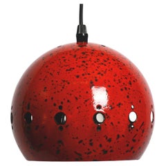 Piccola lampada a sospensione smaltata rossa e nera di metà secolo con baldacchino originale
