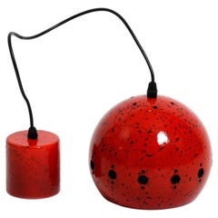 Piccola lampada a sospensione smaltata rossa e nera di metà secolo con baldacchino originale