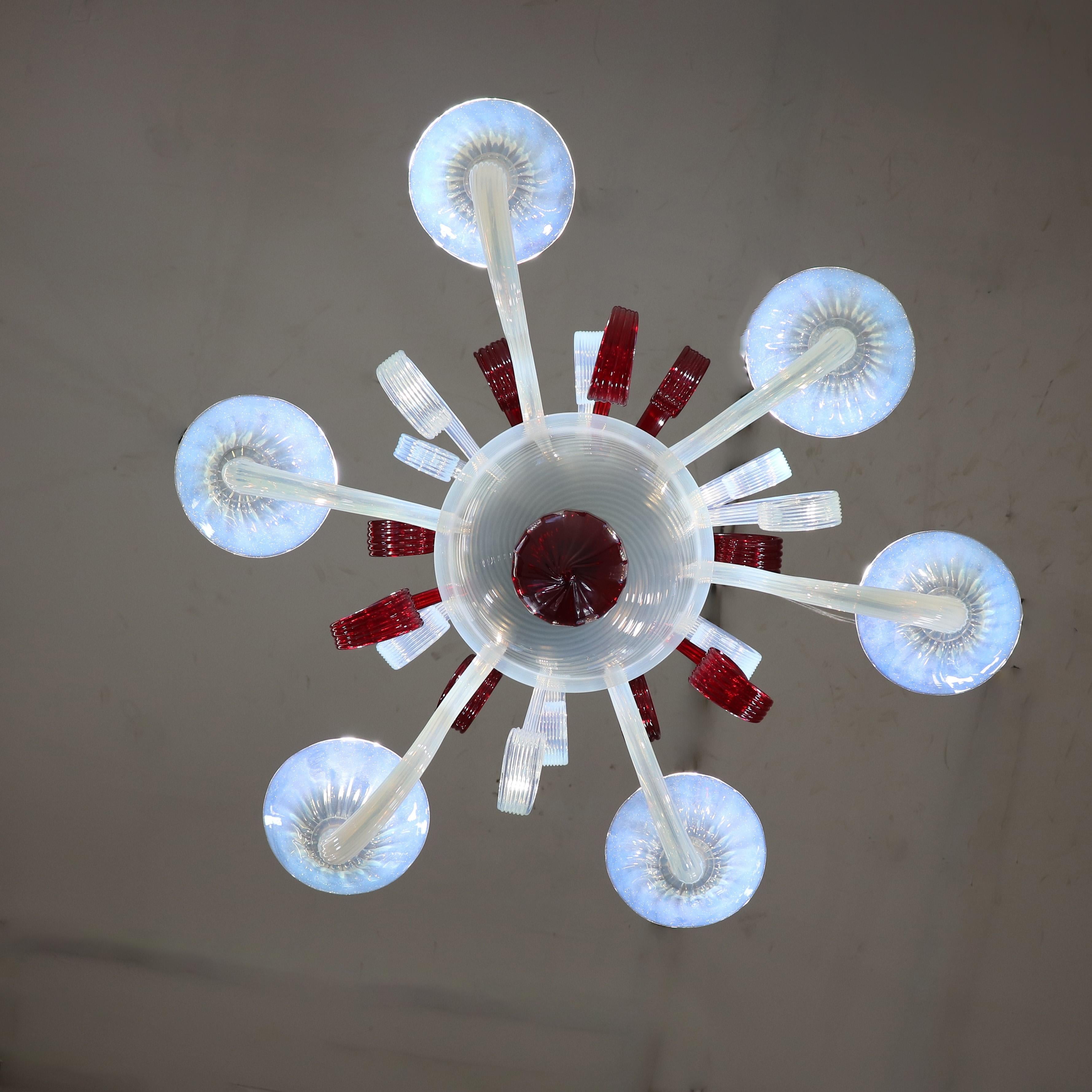 Lampadario di metà secolo in vetro rosso e opalino di Mazzega Murano in vendita 2