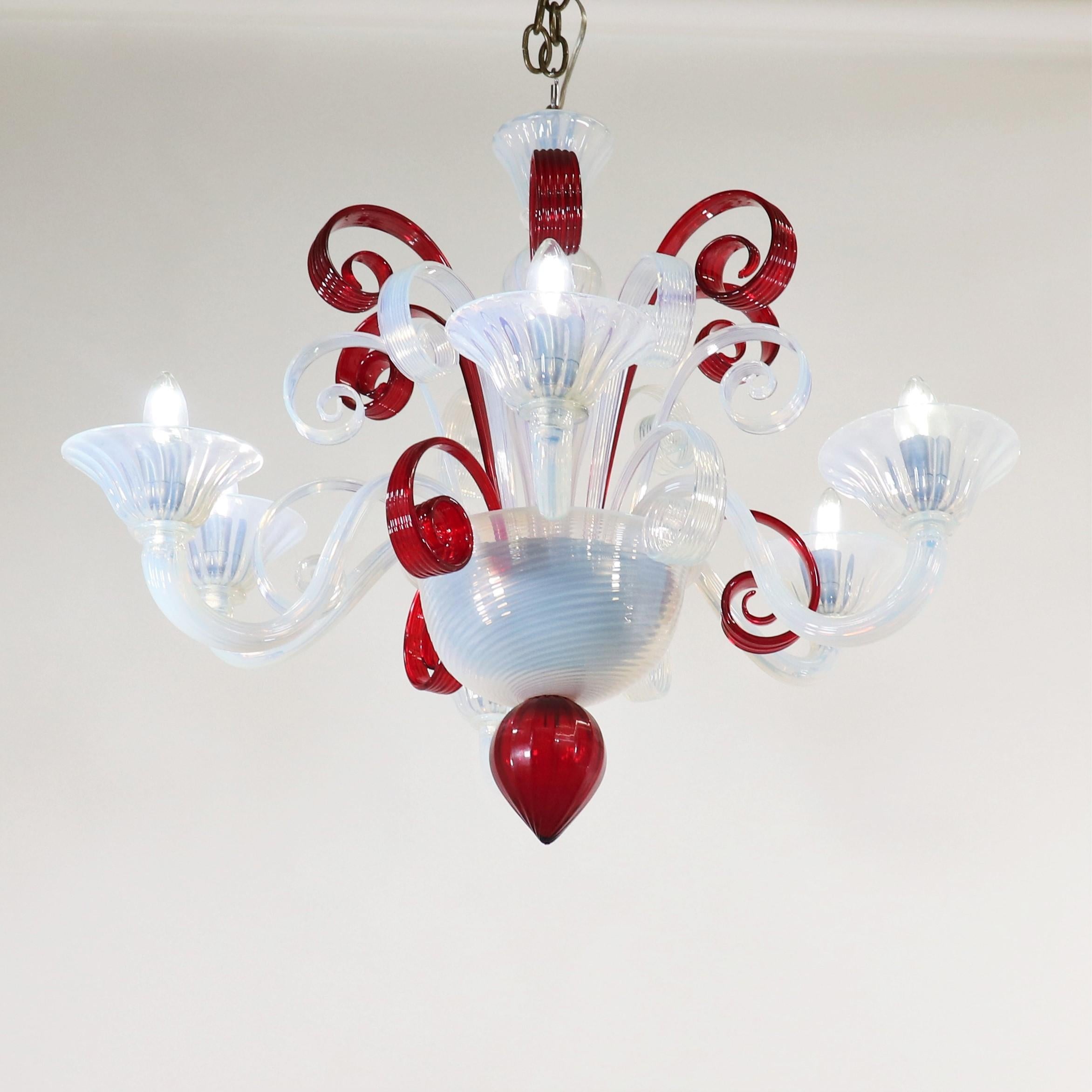 Questo splendido lampadario in vetro di Murano opalino e rosso scarlatto della metà del secolo scorso è caratterizzato da sei bracci ondulati con coppe a forma di campana. Il vetro opalino si orienta verso una tonalità di blu chiaro, che cambia
