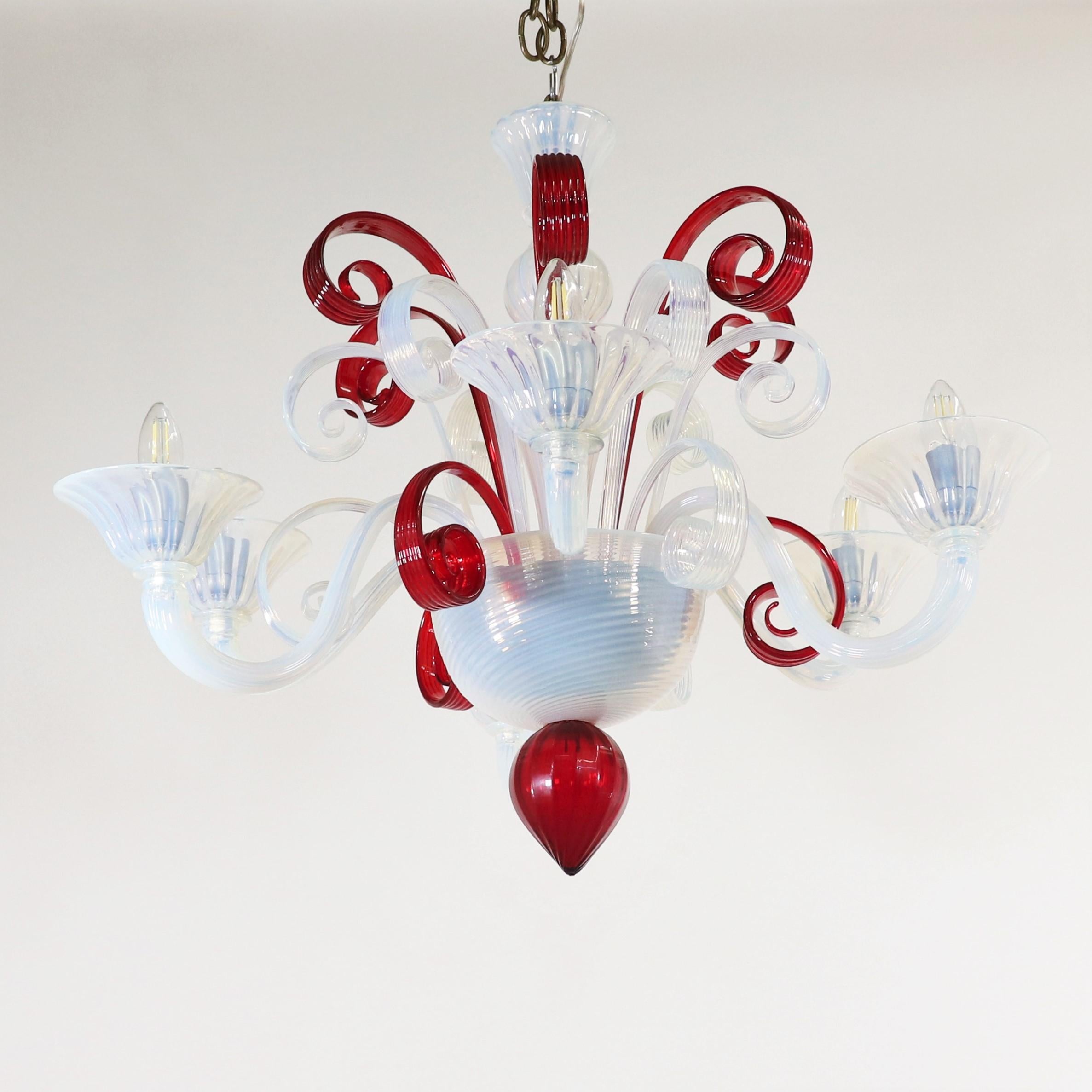 Mid-Century moderno Lampadario di metà secolo in vetro rosso e opalino di Mazzega Murano in vendita