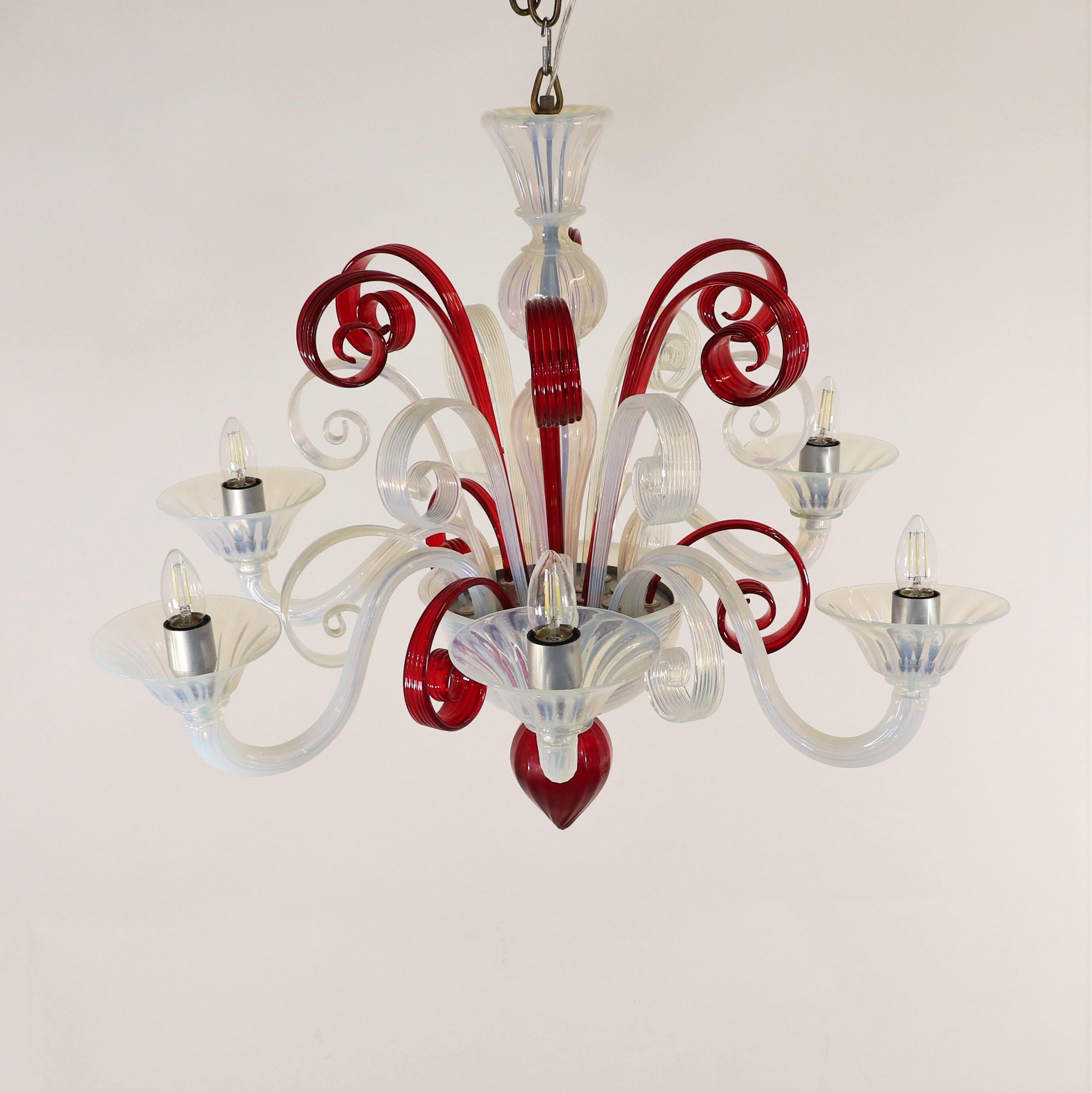 Italiano Lampadario di metà secolo in vetro rosso e opalino di Mazzega Murano in vendita