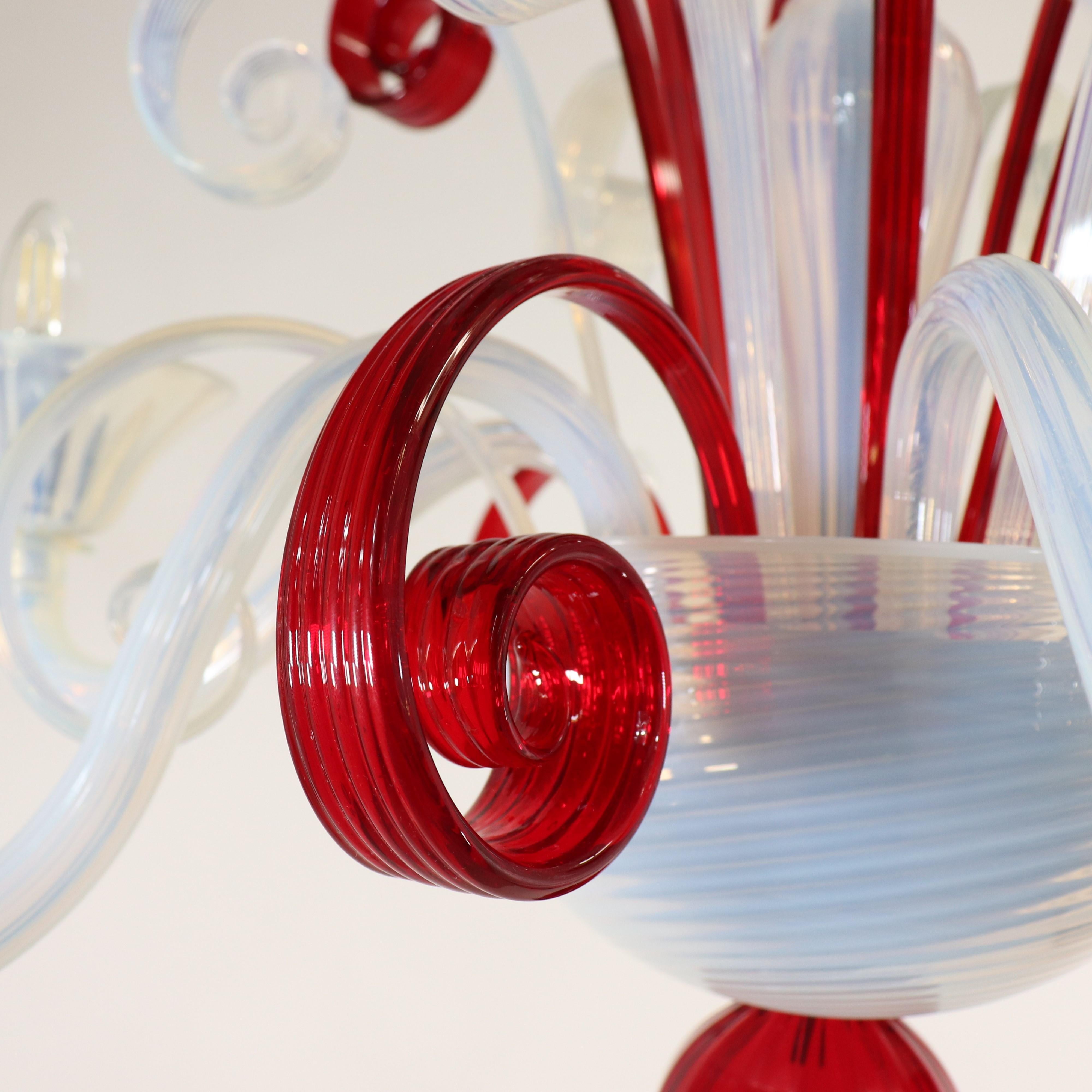 Lampadario di metà secolo in vetro rosso e opalino di Mazzega Murano In condizioni buone in vendita a Chicago, IL