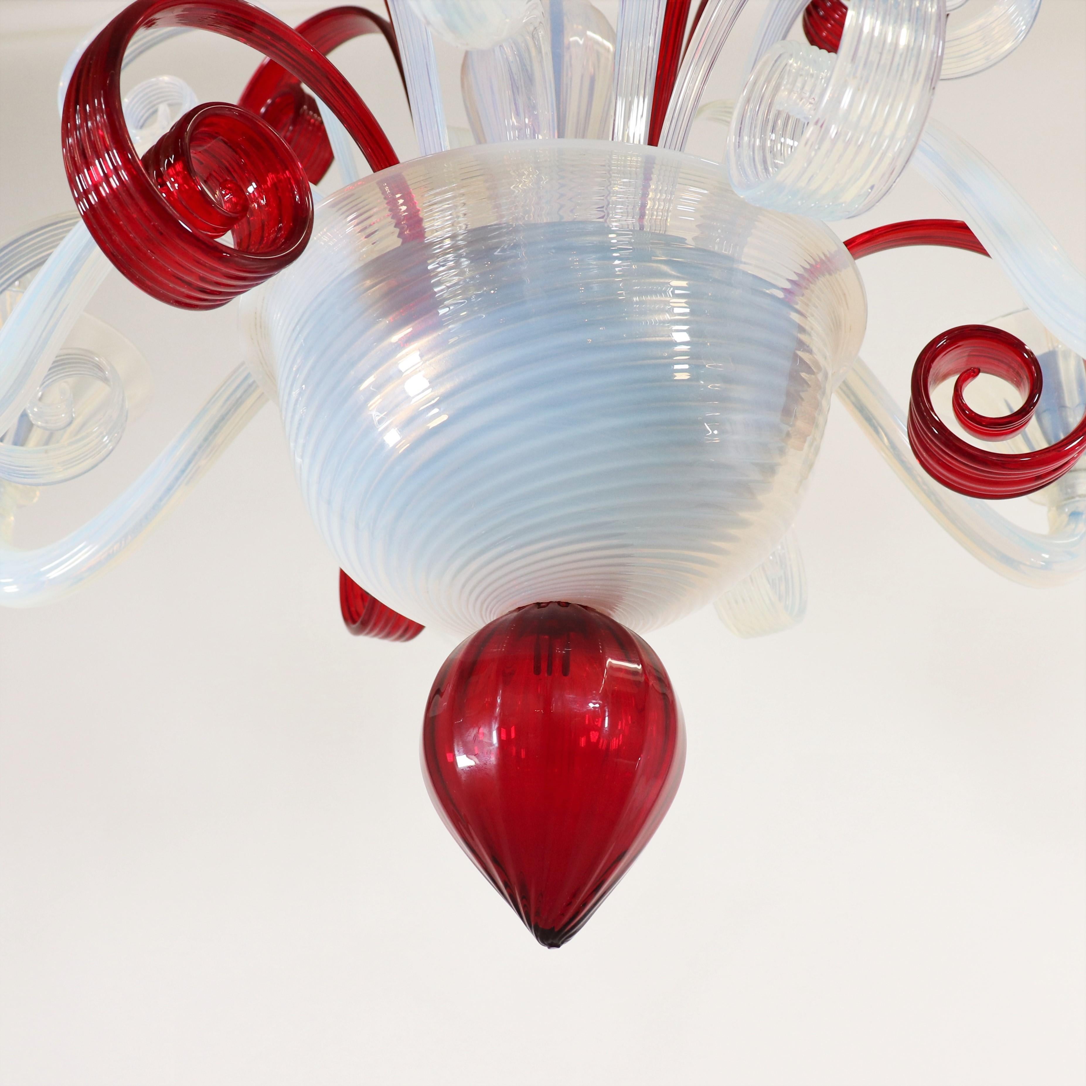 XX secolo Lampadario di metà secolo in vetro rosso e opalino di Mazzega Murano in vendita