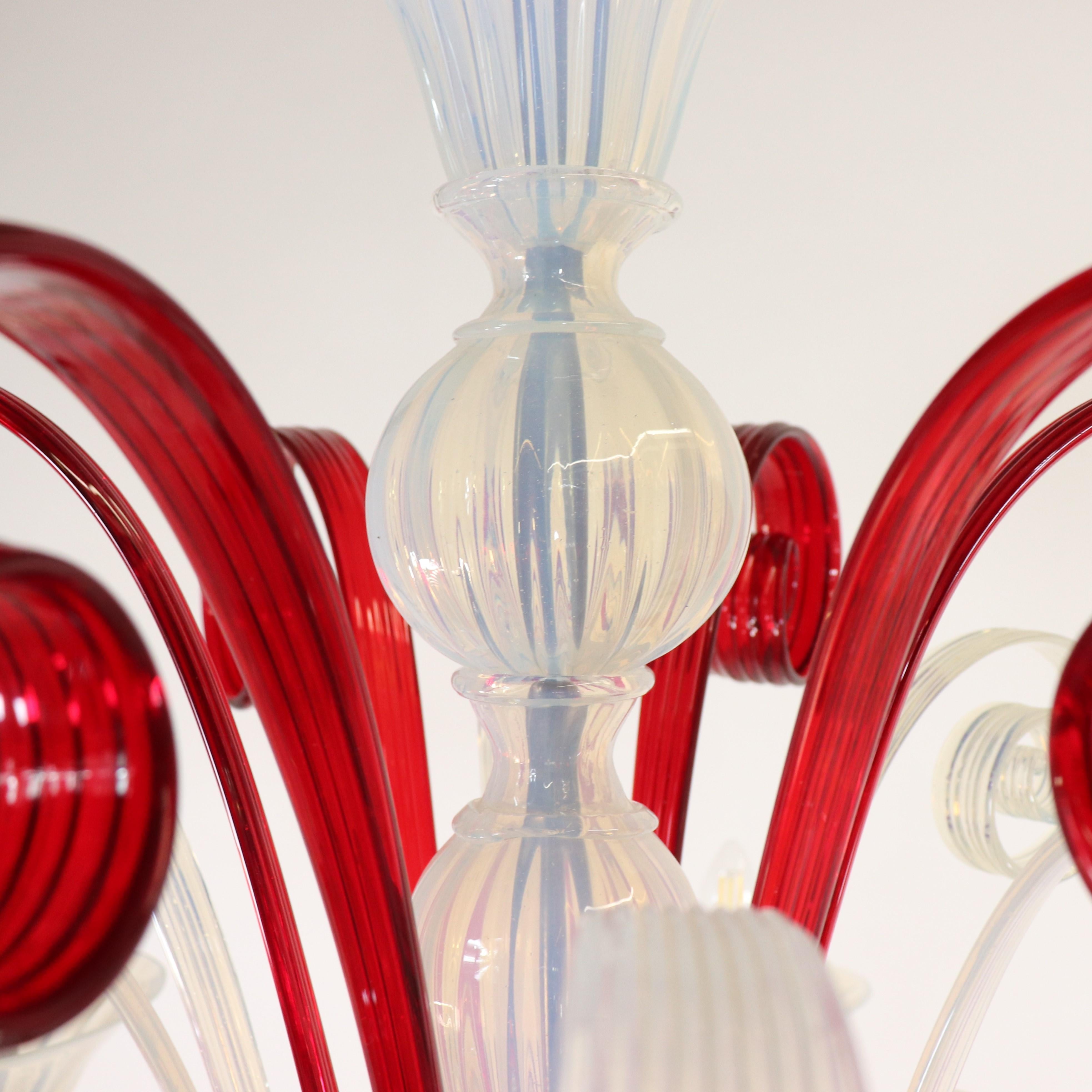 Vetro soffiato Lampadario di metà secolo in vetro rosso e opalino di Mazzega Murano in vendita