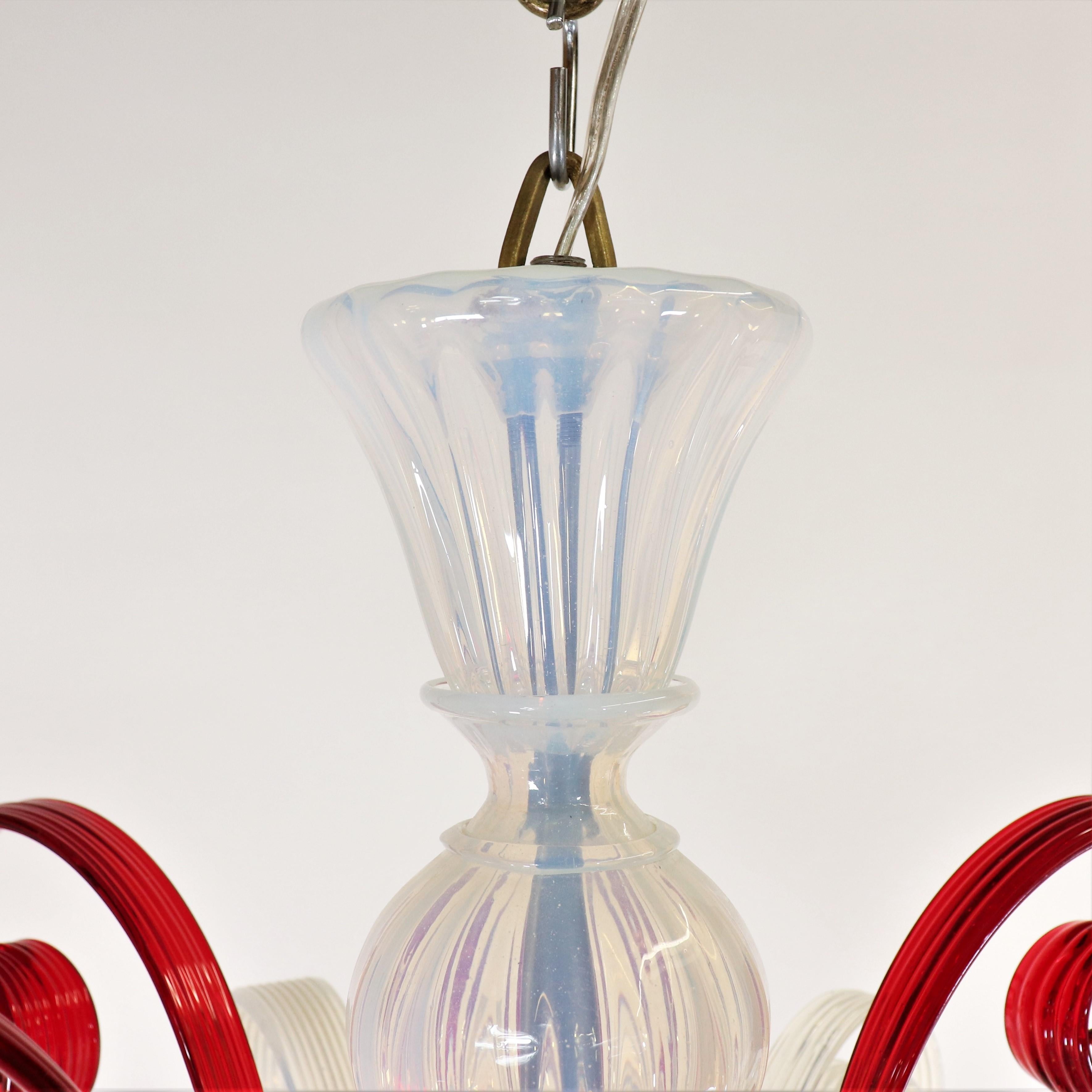 Lampadario di metà secolo in vetro rosso e opalino di Mazzega Murano in vendita 1