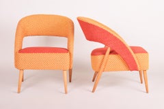 Sedie rosse e arancioni di metà secolo, realizzate negli anni '40, in Cechia, restaurate dal nostro team