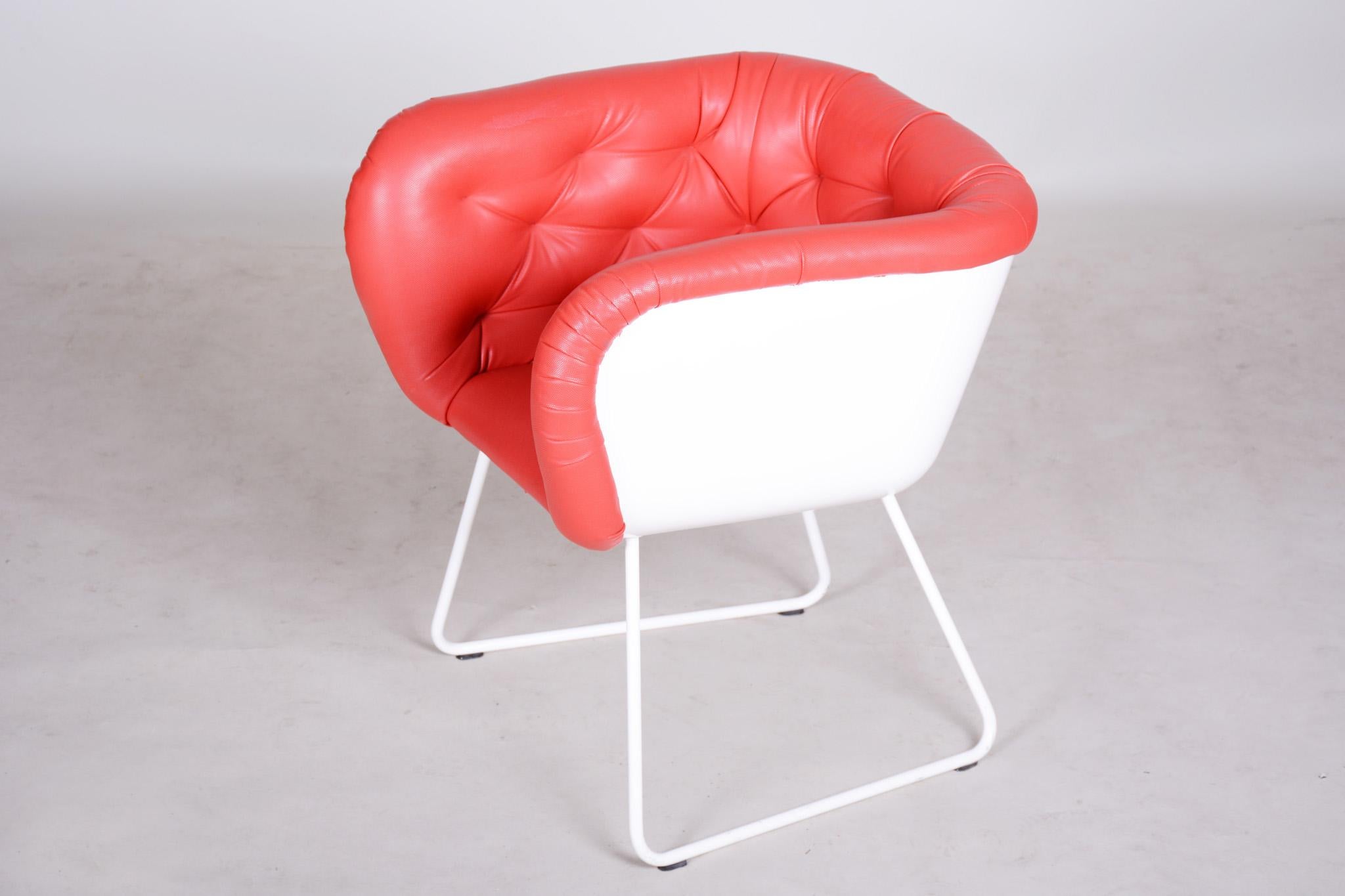 Mid-Century Red and White Armchair, Original Condition, Czechia, 1960s In Good Condition For Sale In Horomerice, CZ