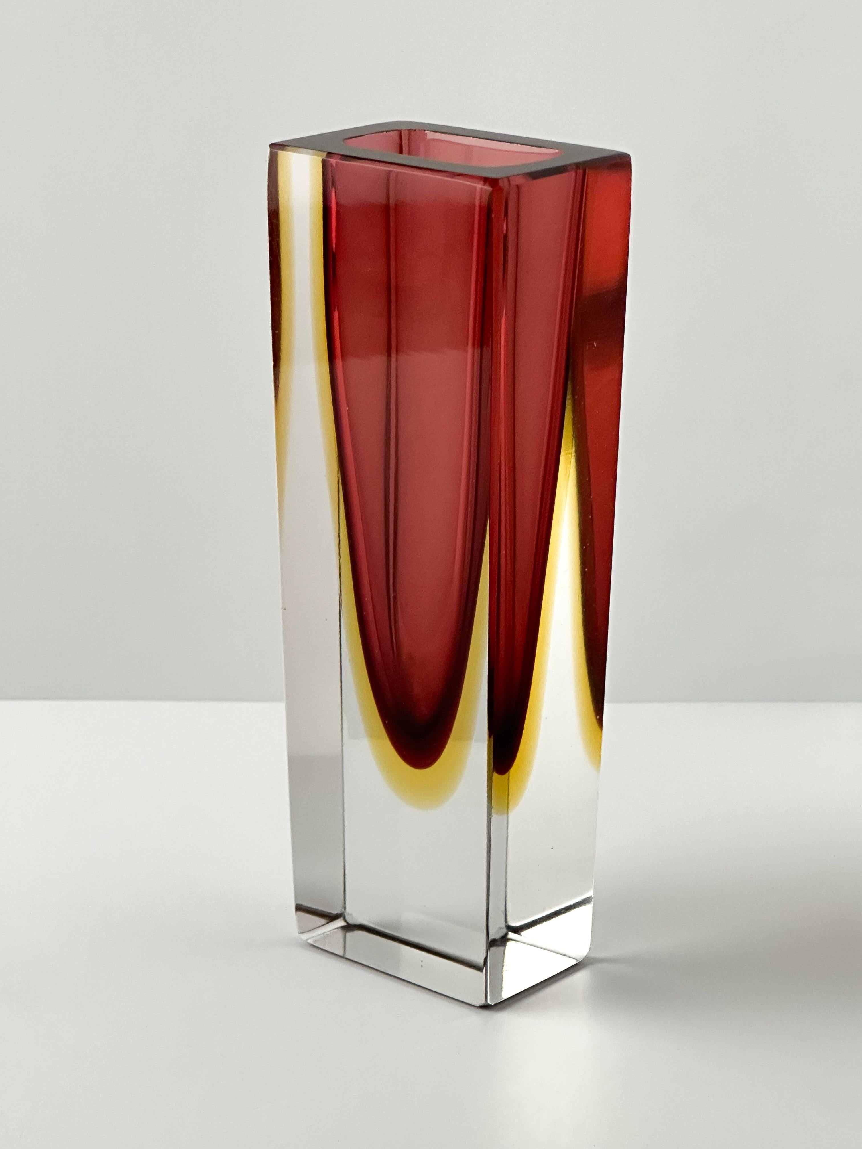 Un audace vaso di Murano Glass Sommerso a forma rettangolare rosso e giallo di Mandruzzato.

Realizzato a mano negli anni '60 in Italia, utilizzando la venerata tecnica del 