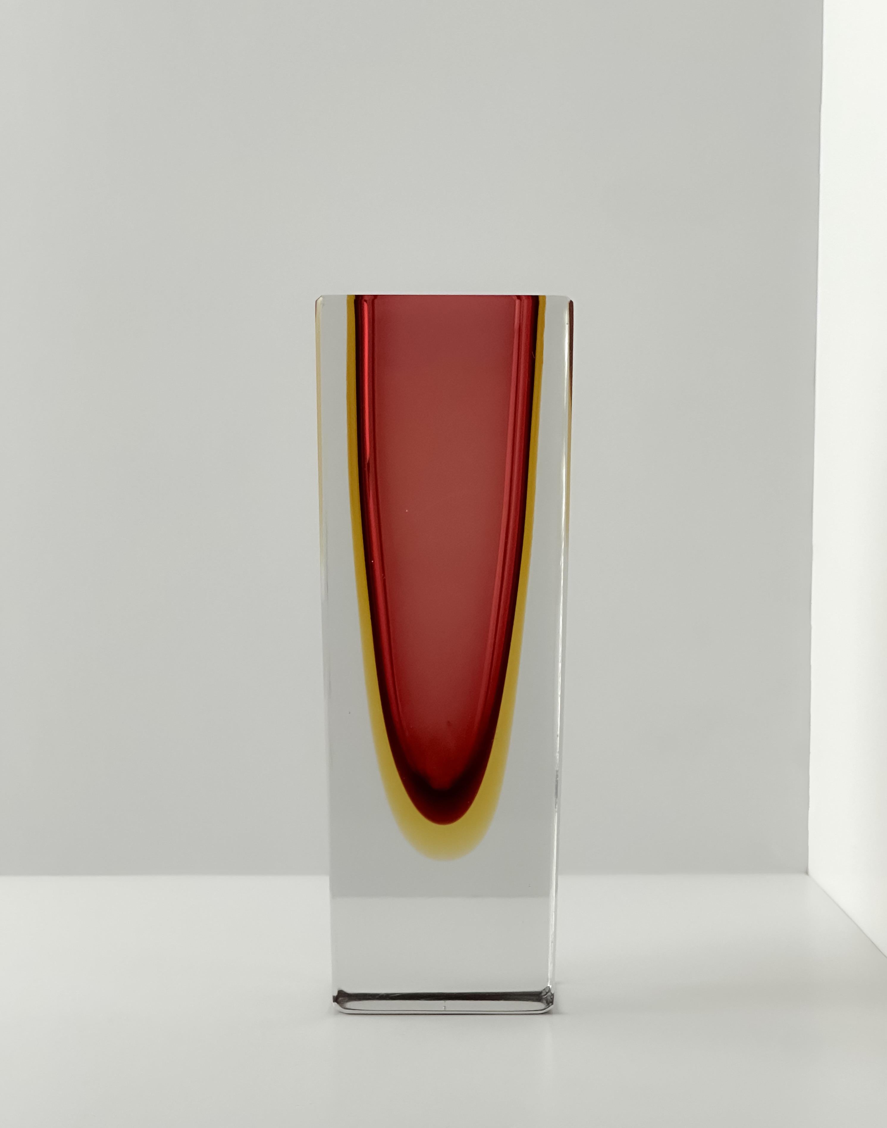 Mid-Century moderno Vaso in vetro di Murano del 1960 in rosso e giallo Sommerso di Mandruzzato