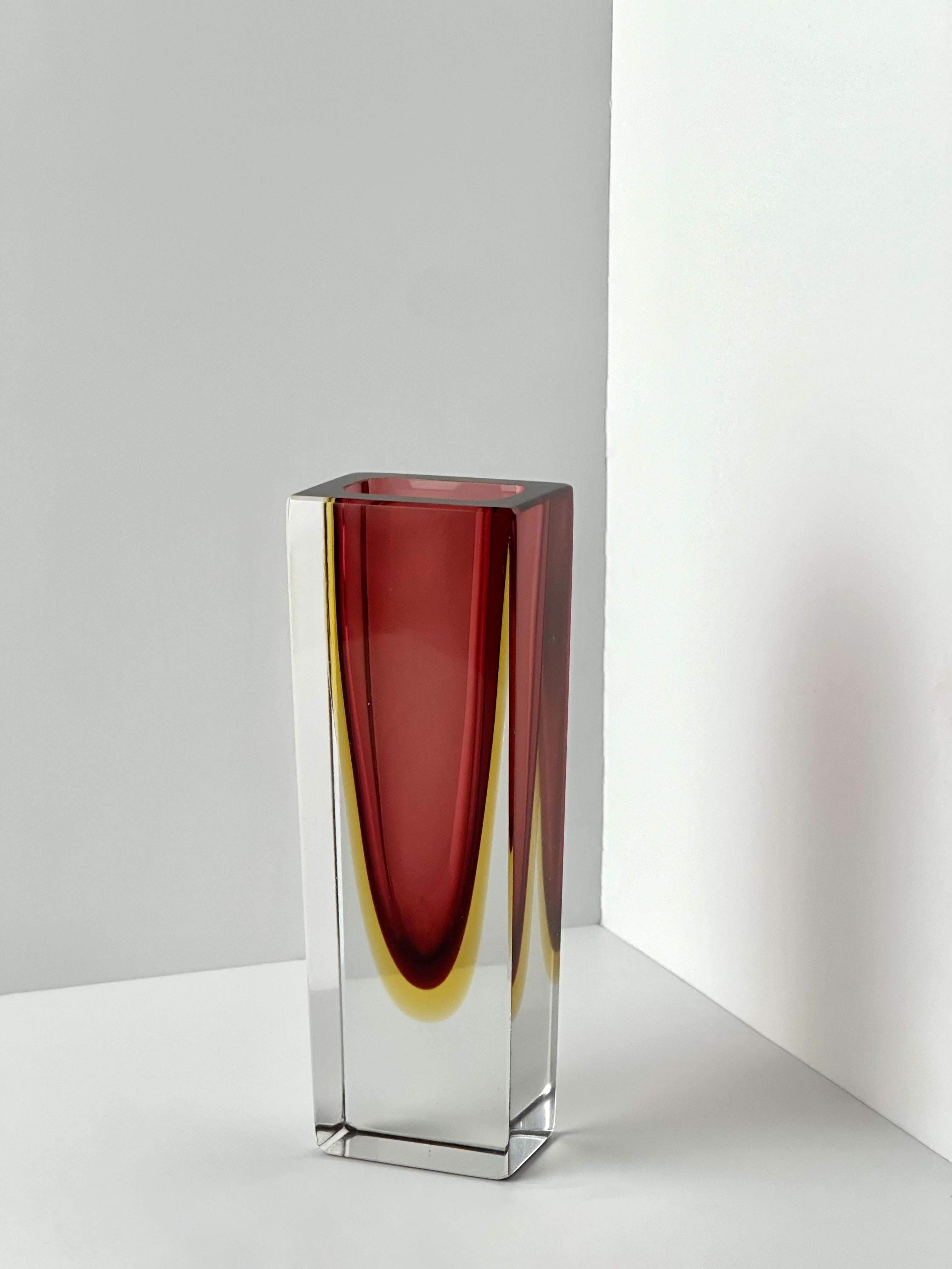 Italiano Vaso in vetro di Murano del 1960 in rosso e giallo Sommerso di Mandruzzato