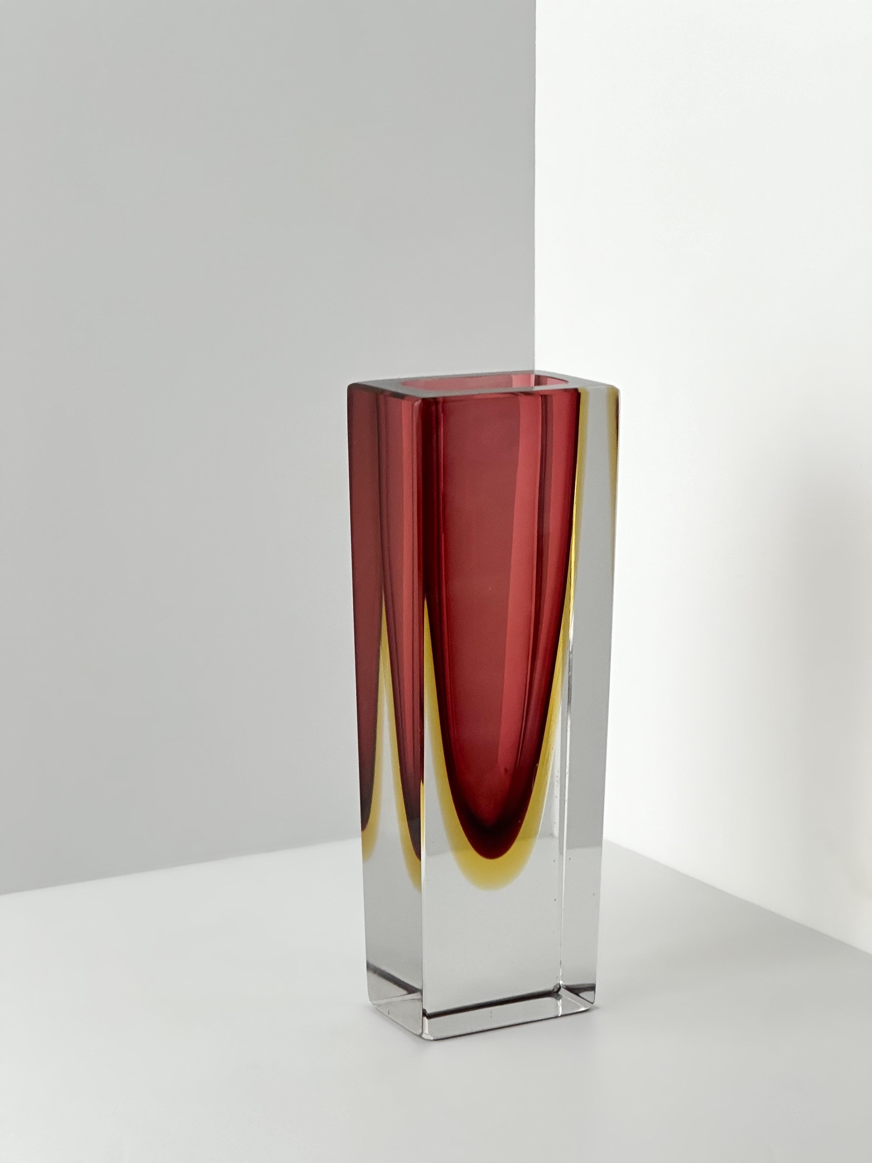 Vaso in vetro di Murano del 1960 in rosso e giallo Sommerso di Mandruzzato In condizioni buone a Glasgow, GB