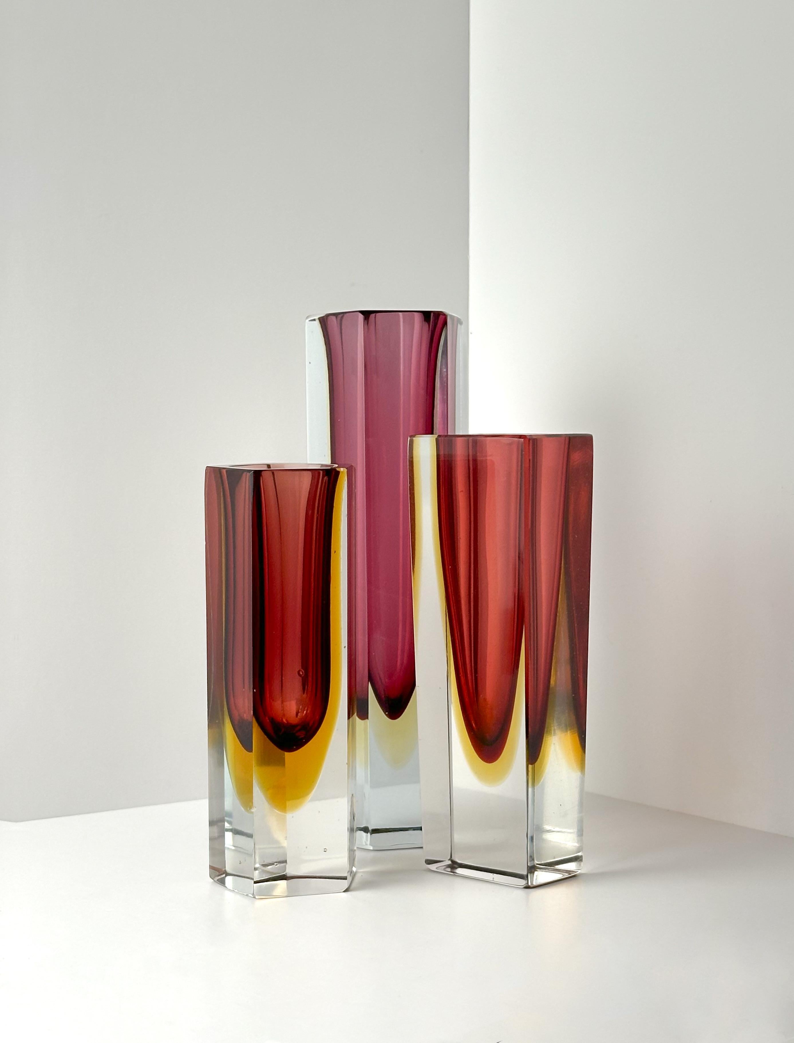 XX secolo Vaso in vetro di Murano del 1960 in rosso e giallo Sommerso di Mandruzzato