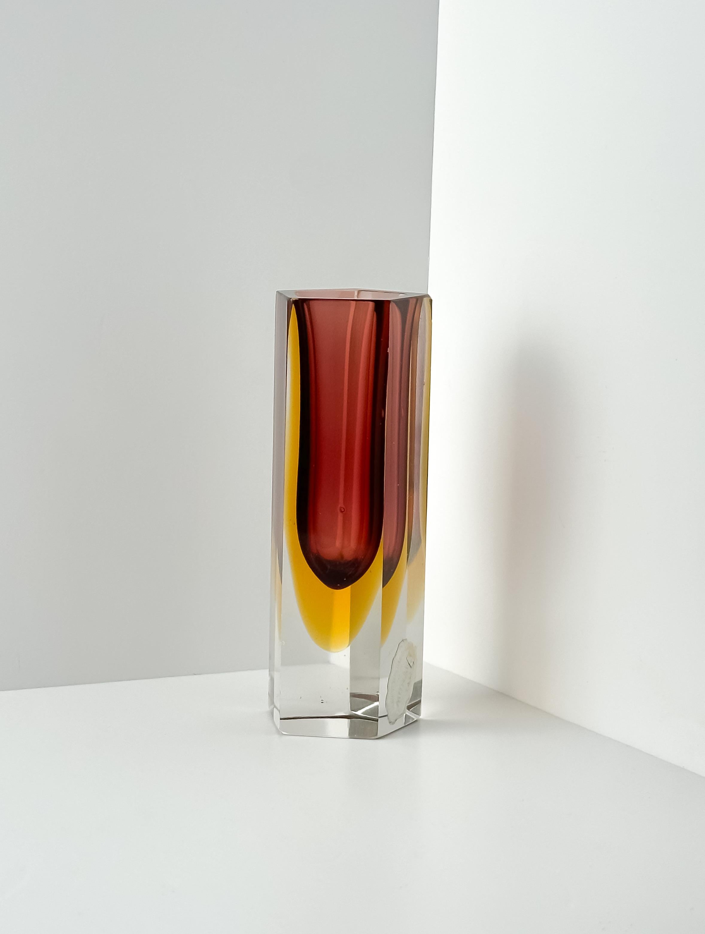 Eine kompakte und doch auffällige Vase aus facettiertem Murano-Glas, die von Luigi Mandruzzato in den 1960er Jahren in Italien hergestellt wurde.

Dieses fünfeckige Stück ist ein Beispiel für die berühmte Sommerso-Technik (