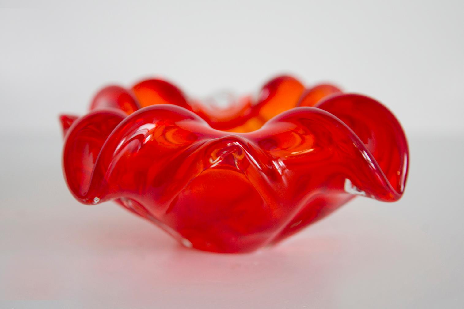 Posacenere a forma di ciotola in vetro artistico rosso, Italia, anni '70 In condizioni buone in vendita a 05-080 Hornowek, PL