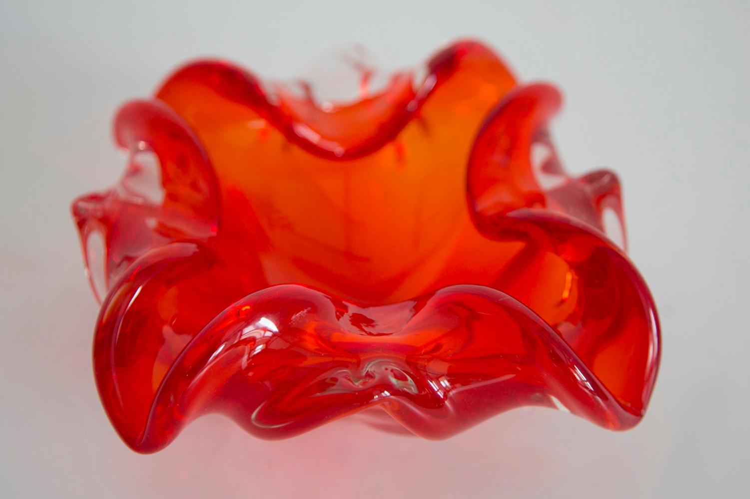 XX secolo Posacenere a forma di ciotola in vetro artistico rosso, Italia, anni '70 in vendita