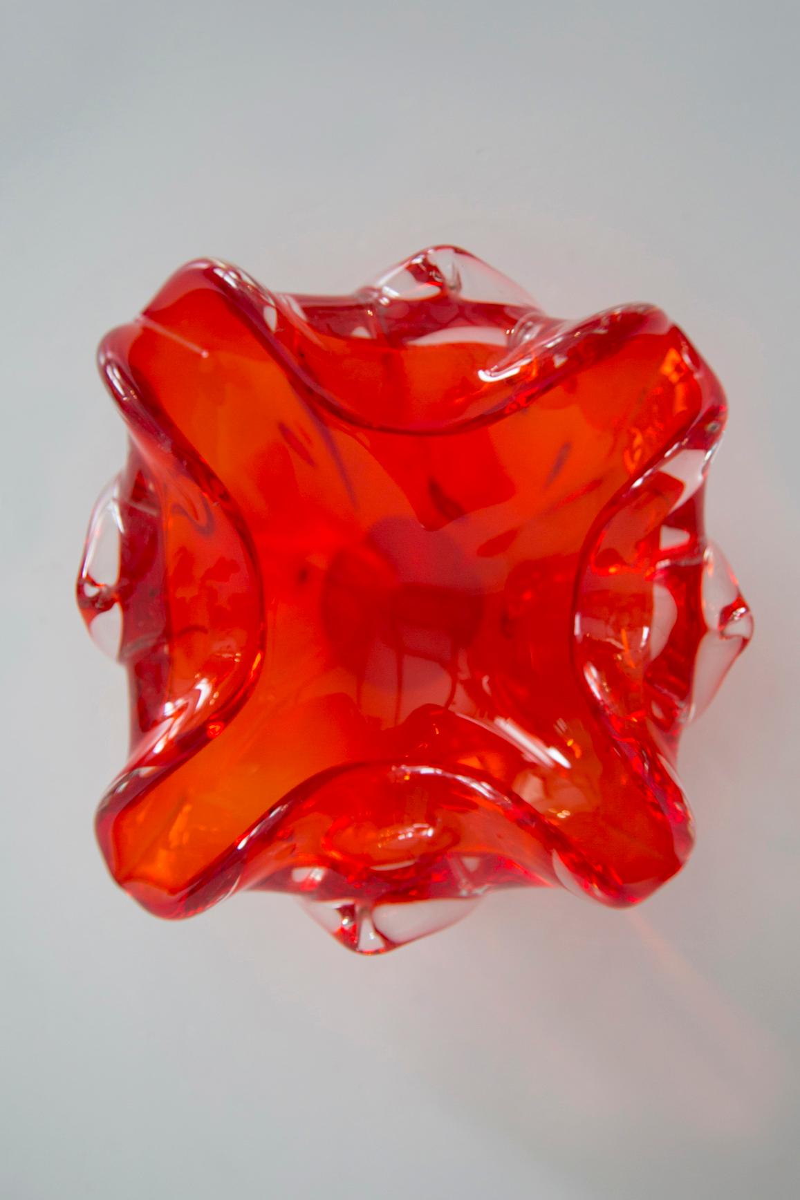 Vetro Posacenere a forma di ciotola in vetro artistico rosso, Italia, anni '70 in vendita