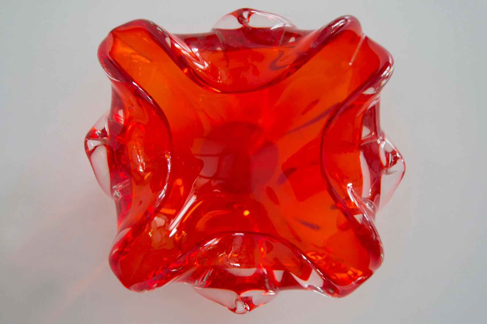 Posacenere a forma di ciotola in vetro artistico rosso, Italia, anni '70 in vendita 1