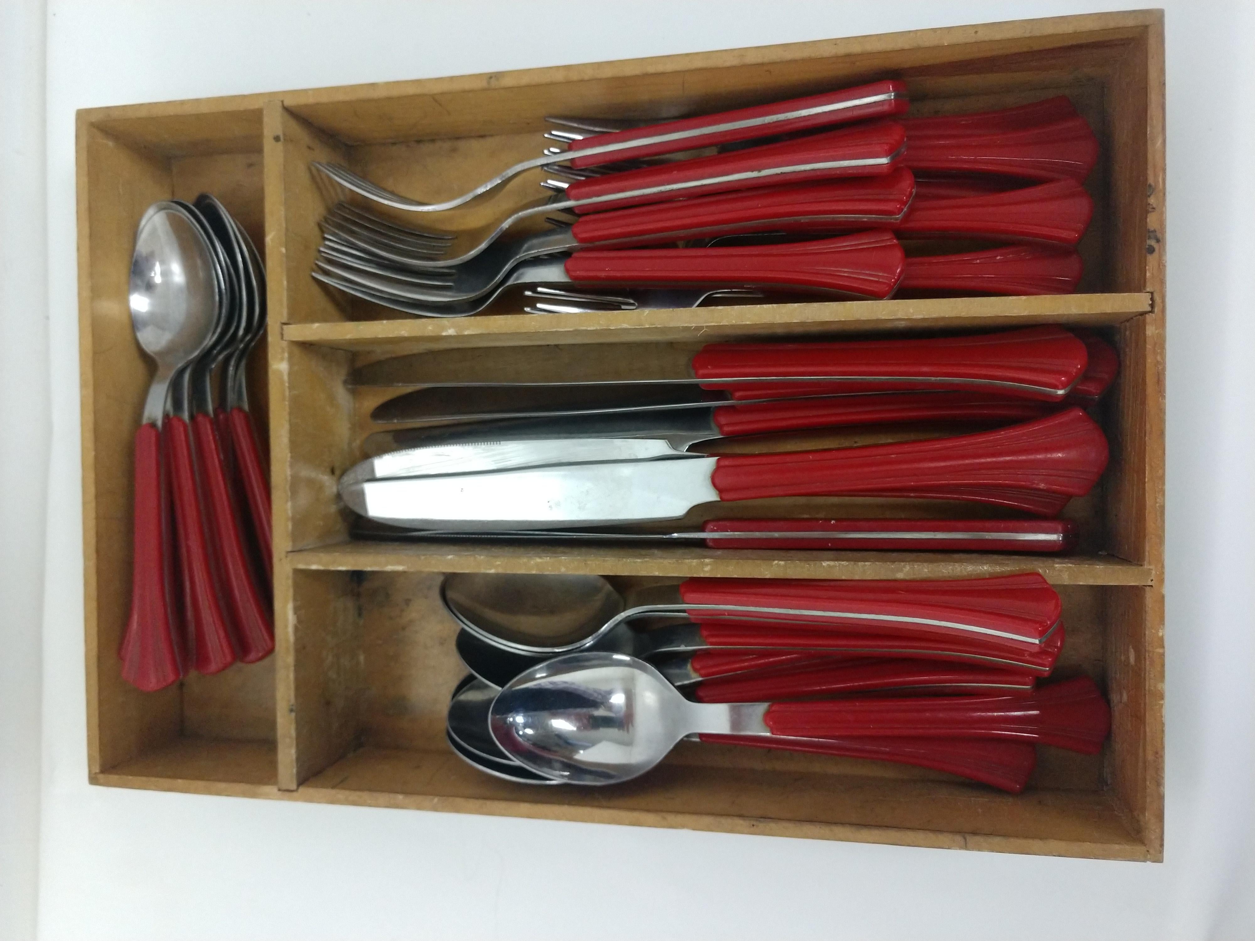 Midcentury Red Bakelite Cattalin Flatware Tableware Set by Northland Japan In Good Condition In Port Jervis, NY