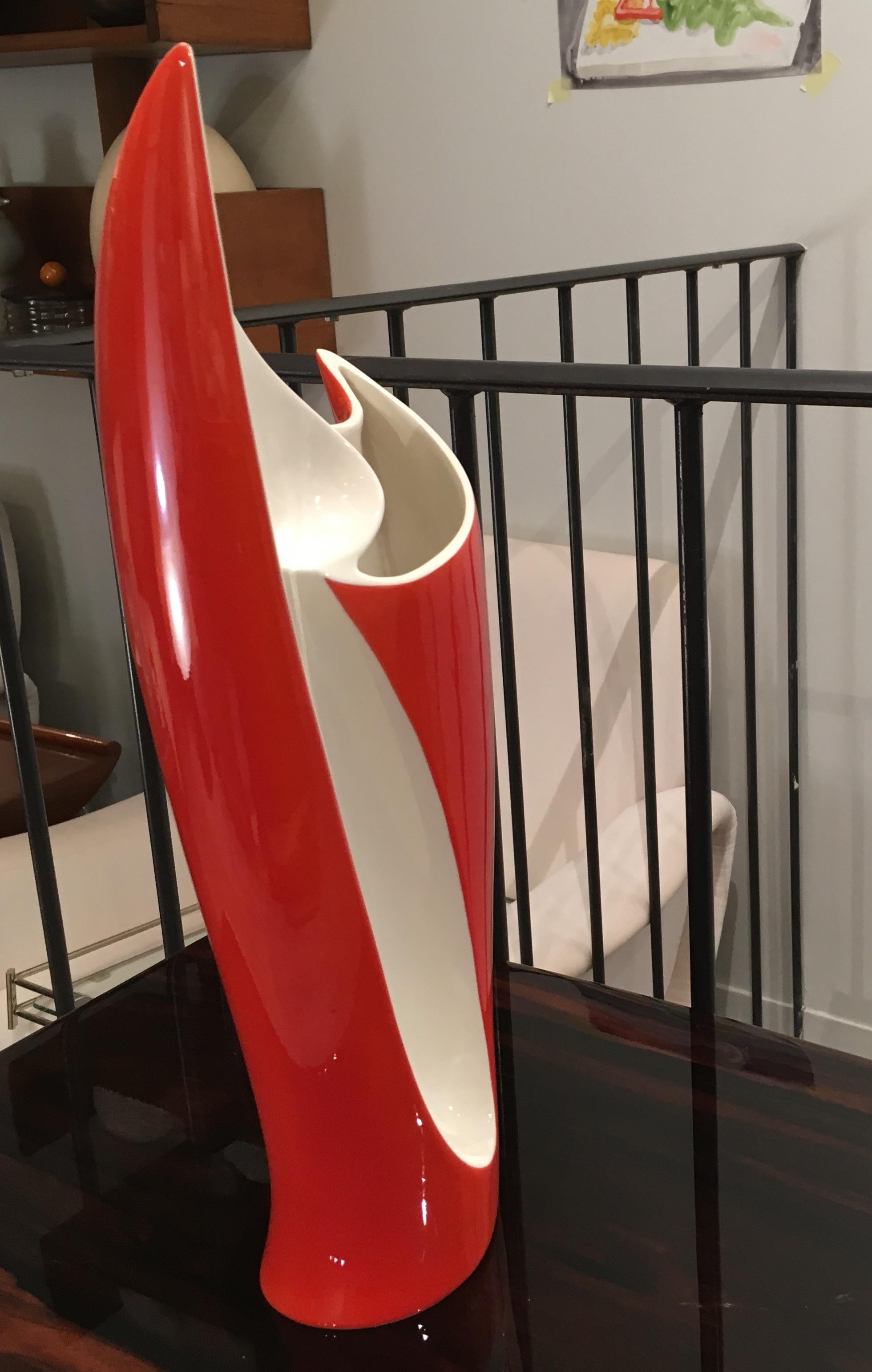 Vase en céramique rouge et blanc avec un dessin géométrique magnifiquement compliqué. C'est une pièce lumineuse qui se distingue par ses couleurs contrastées typiques du design midcentury.