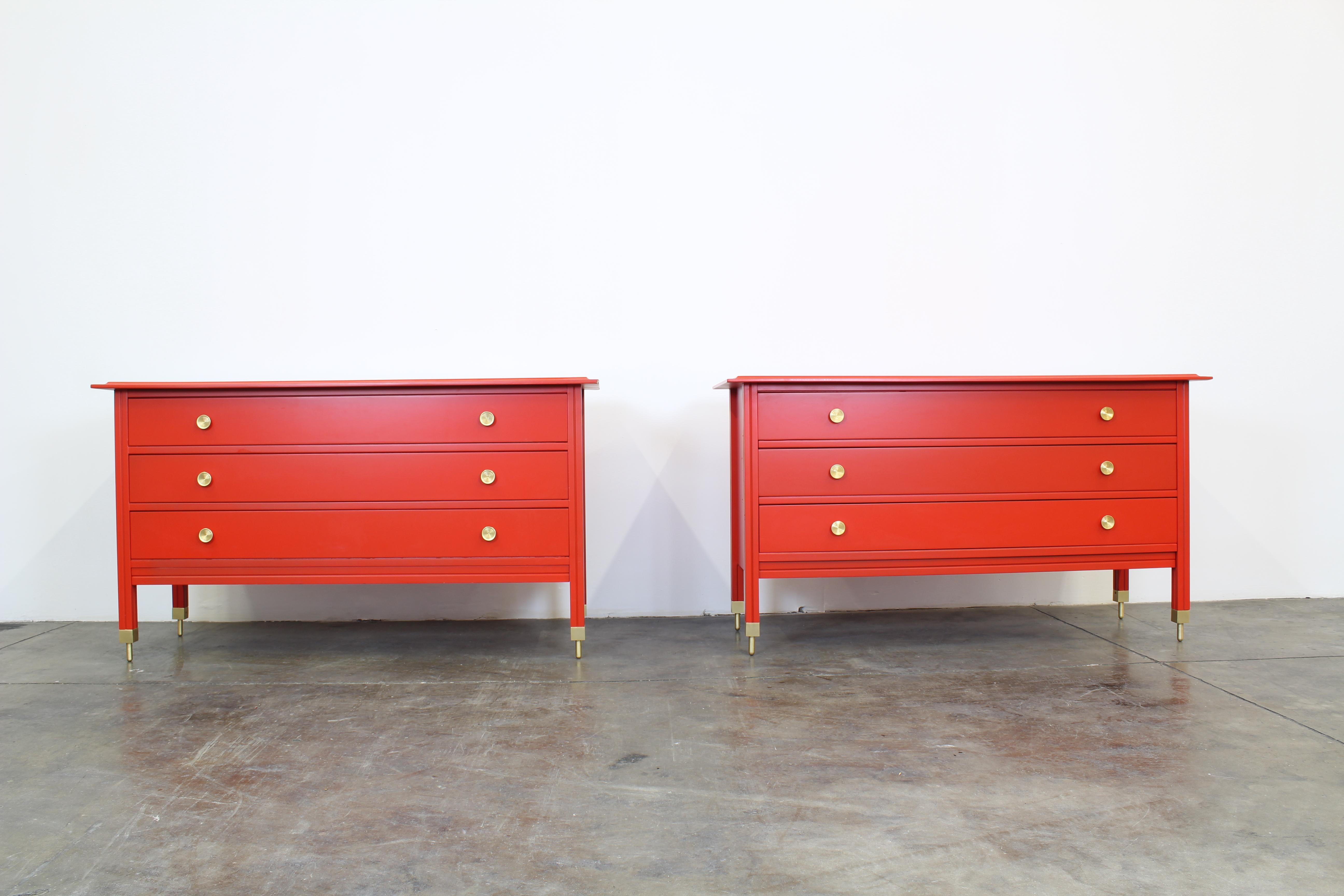 Chest of drawers 'D 154' by Carlo de Carli for Sormani
Manufactured in Italy, 1963
Red Lacquered wood, brass.
Measures: Width 143 x Depth 54 x Height 80 Cm.