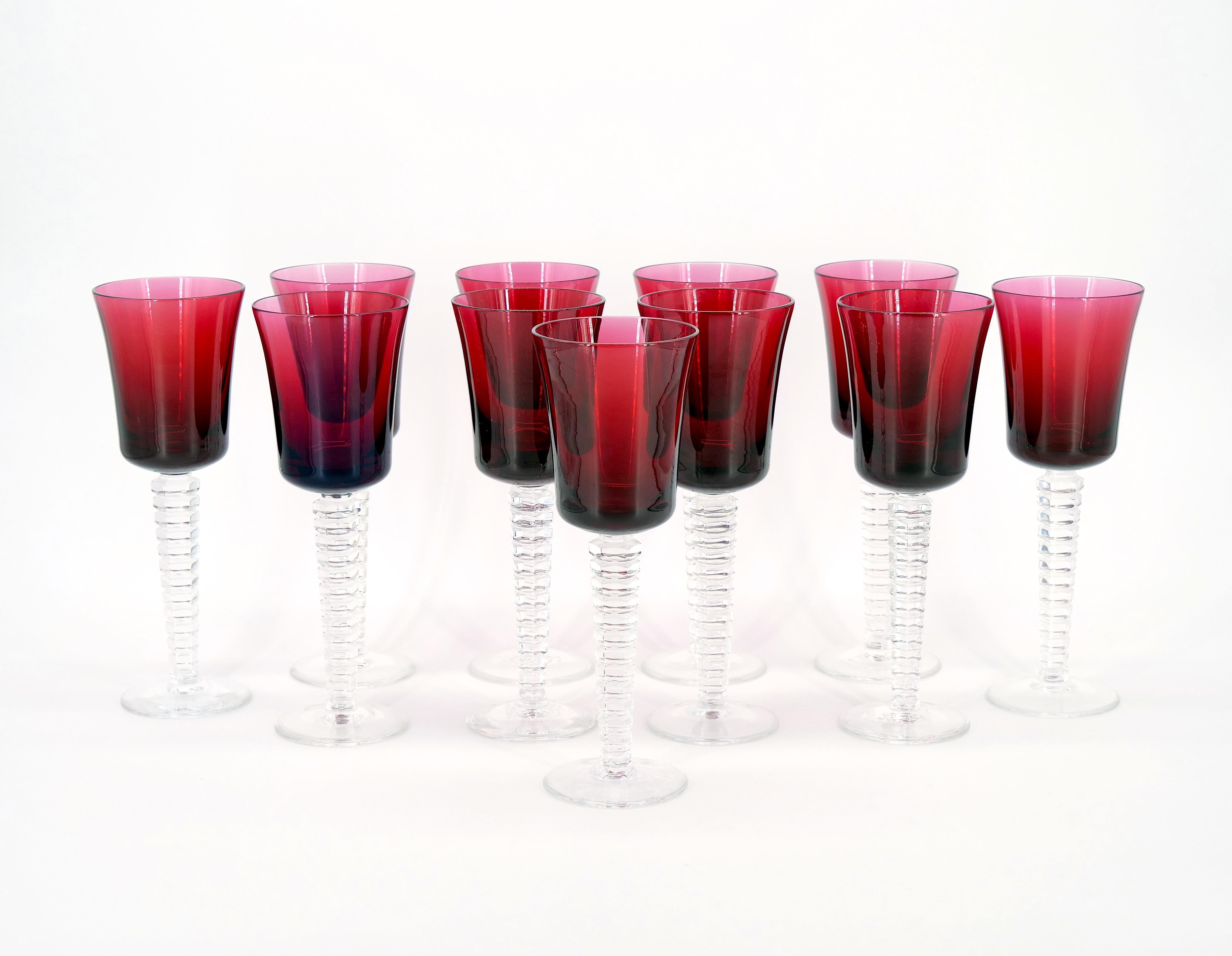 Service de verres à vin de Sèvres en cristal rouge / cristal taillé à pied clair du milieu du siècle dernier / 11 personnes