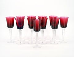 Service de verres à vin de Sèvres en cristal rouge / cristal taillé à pied clair du milieu du siècle dernier / 11 personnes