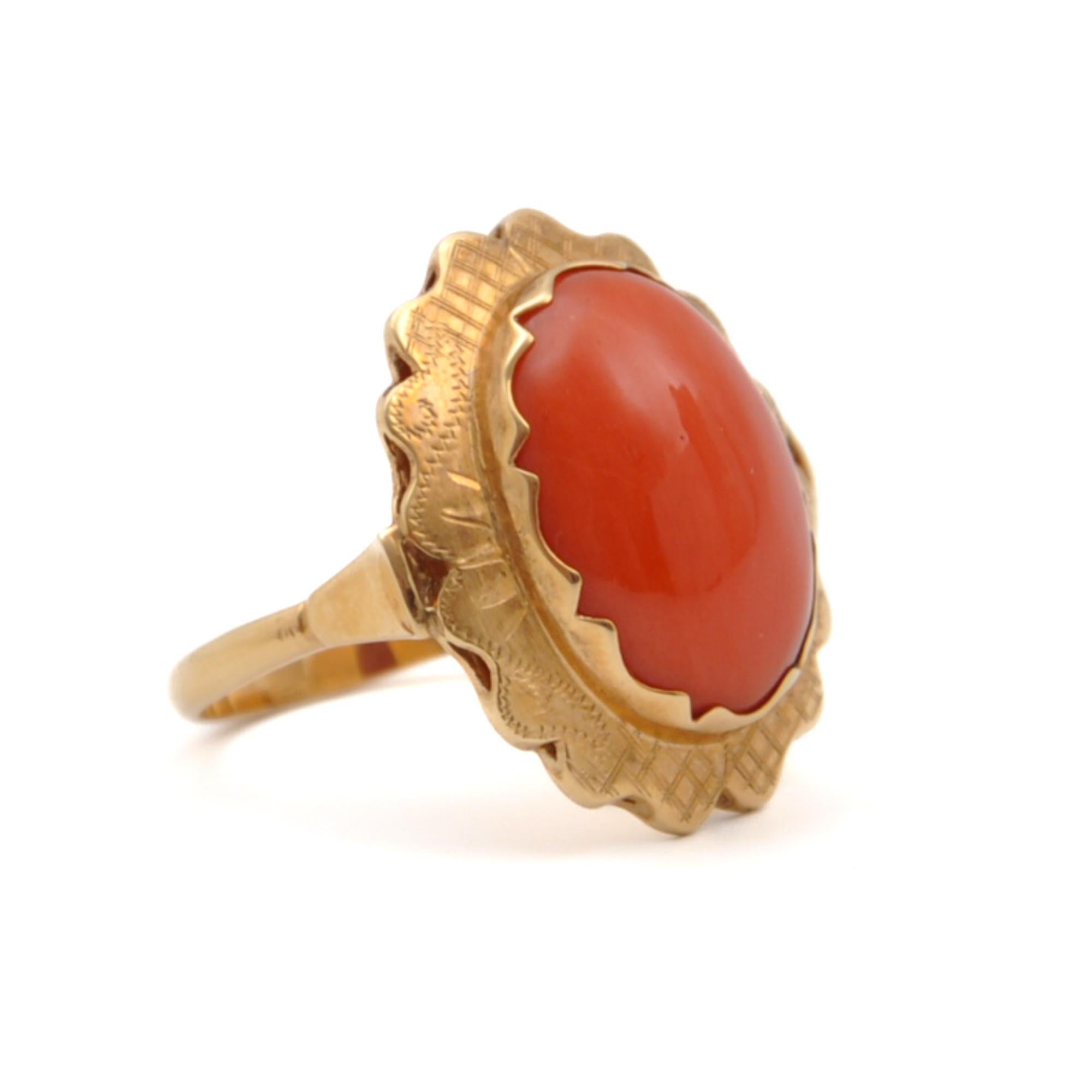 Vintage 14 Karat Gold Natural Coral Oval-Shaped Ring In Good Condition For Sale In Rotterdam, NL