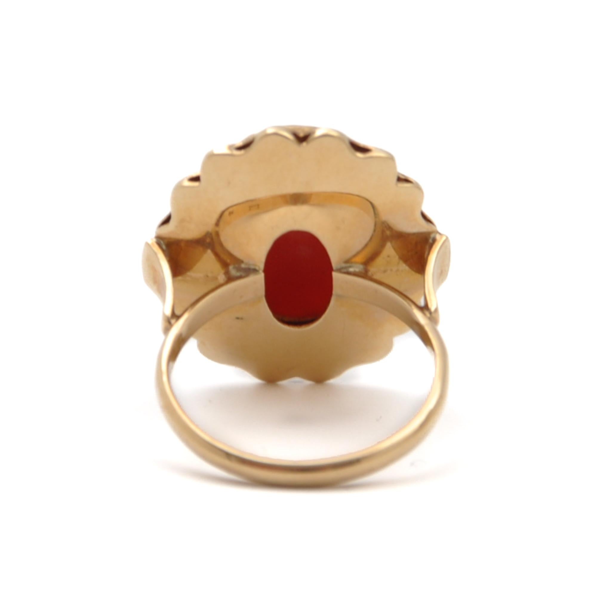 Women's Vintage 14 Karat Gold Natural Coral Oval-Shaped Ring For Sale