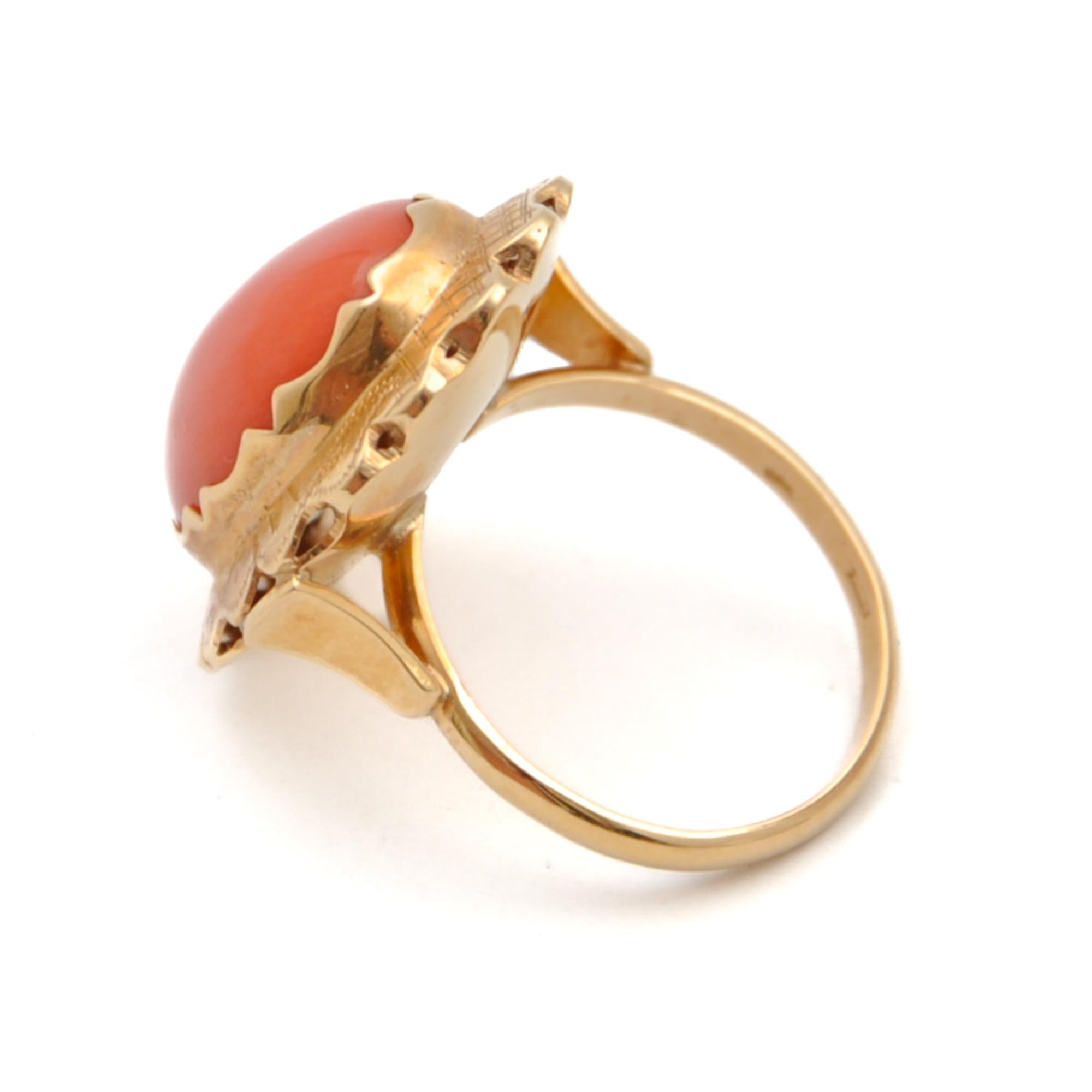 Vintage 14 Karat Gold Natural Coral Oval-Shaped Ring For Sale 1