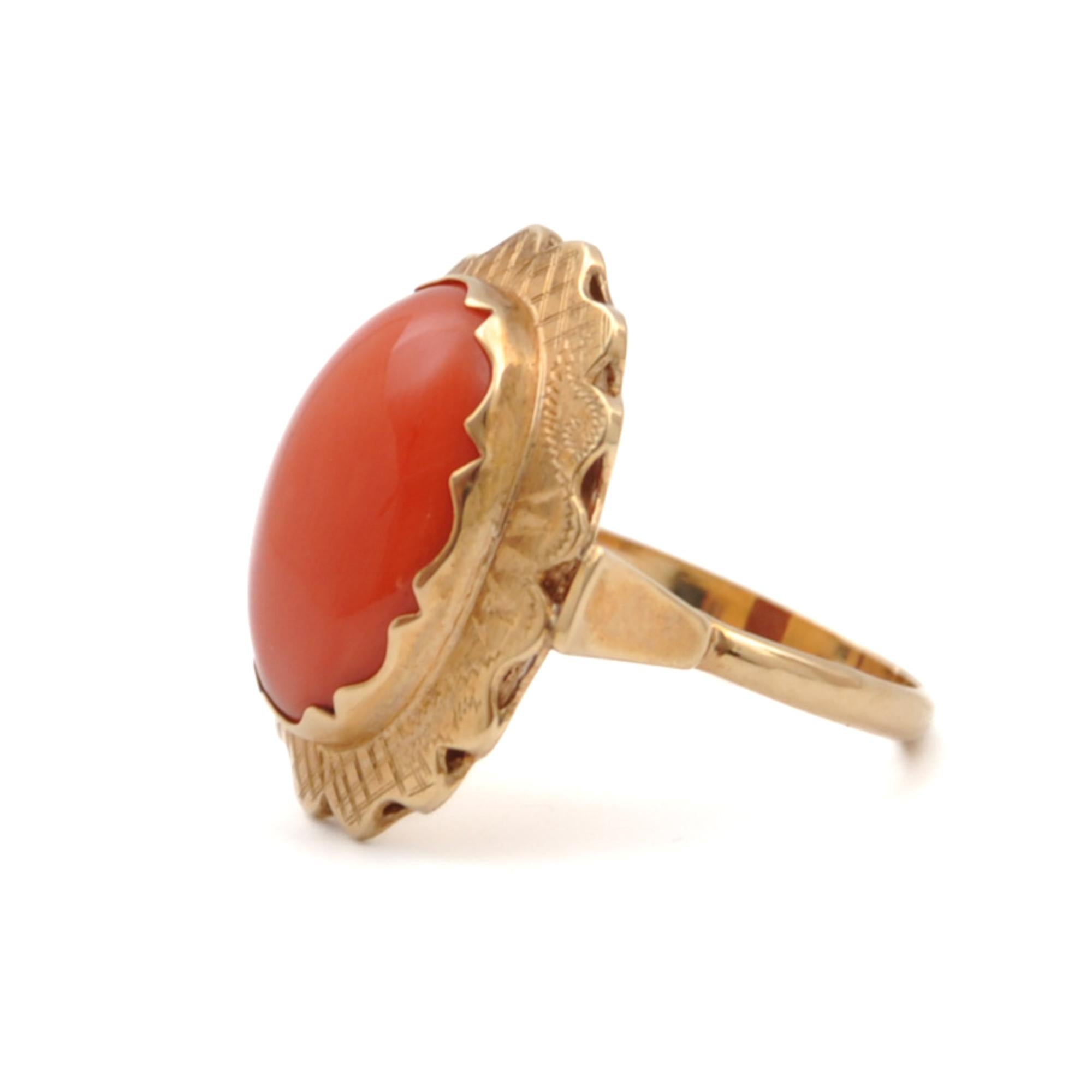 Vintage 14 Karat Gold Natural Coral Oval-Shaped Ring For Sale 2