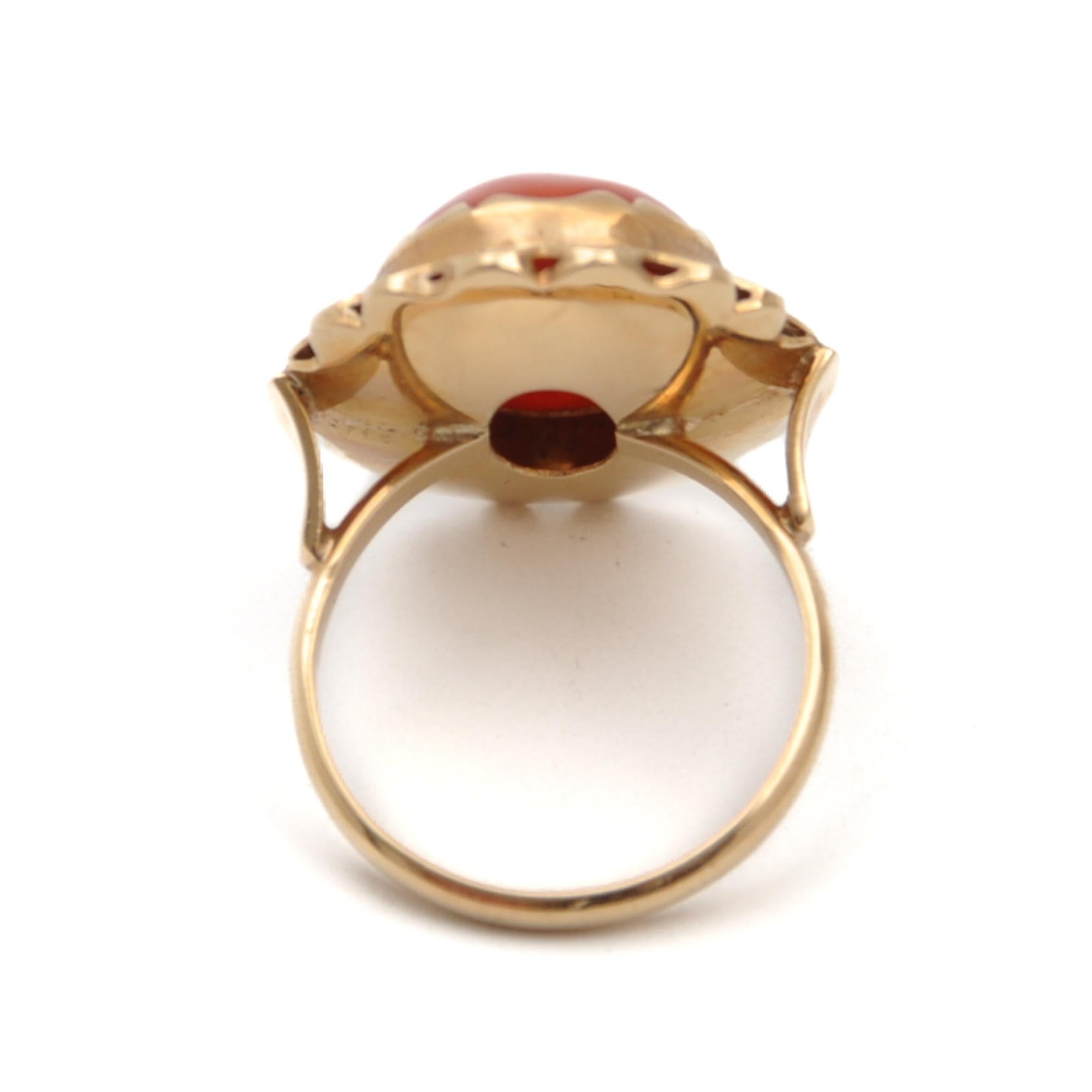 Vintage 14 Karat Gold Natural Coral Oval-Shaped Ring For Sale 3