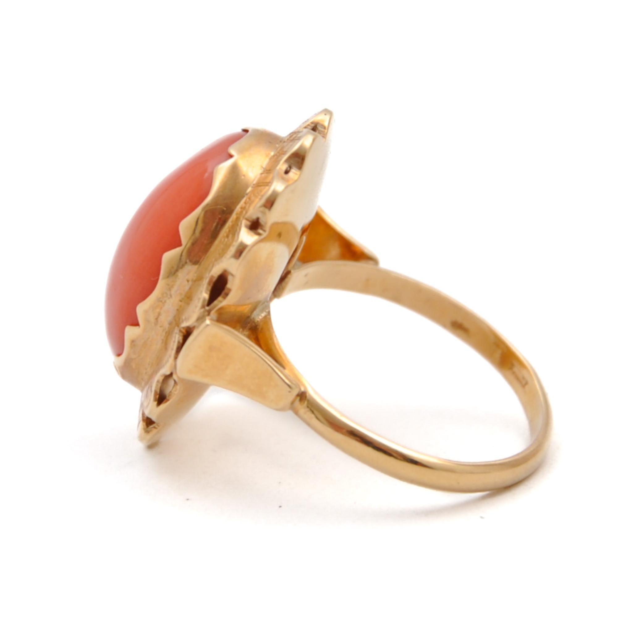Vintage 14 Karat Gold Natural Coral Oval-Shaped Ring For Sale 4