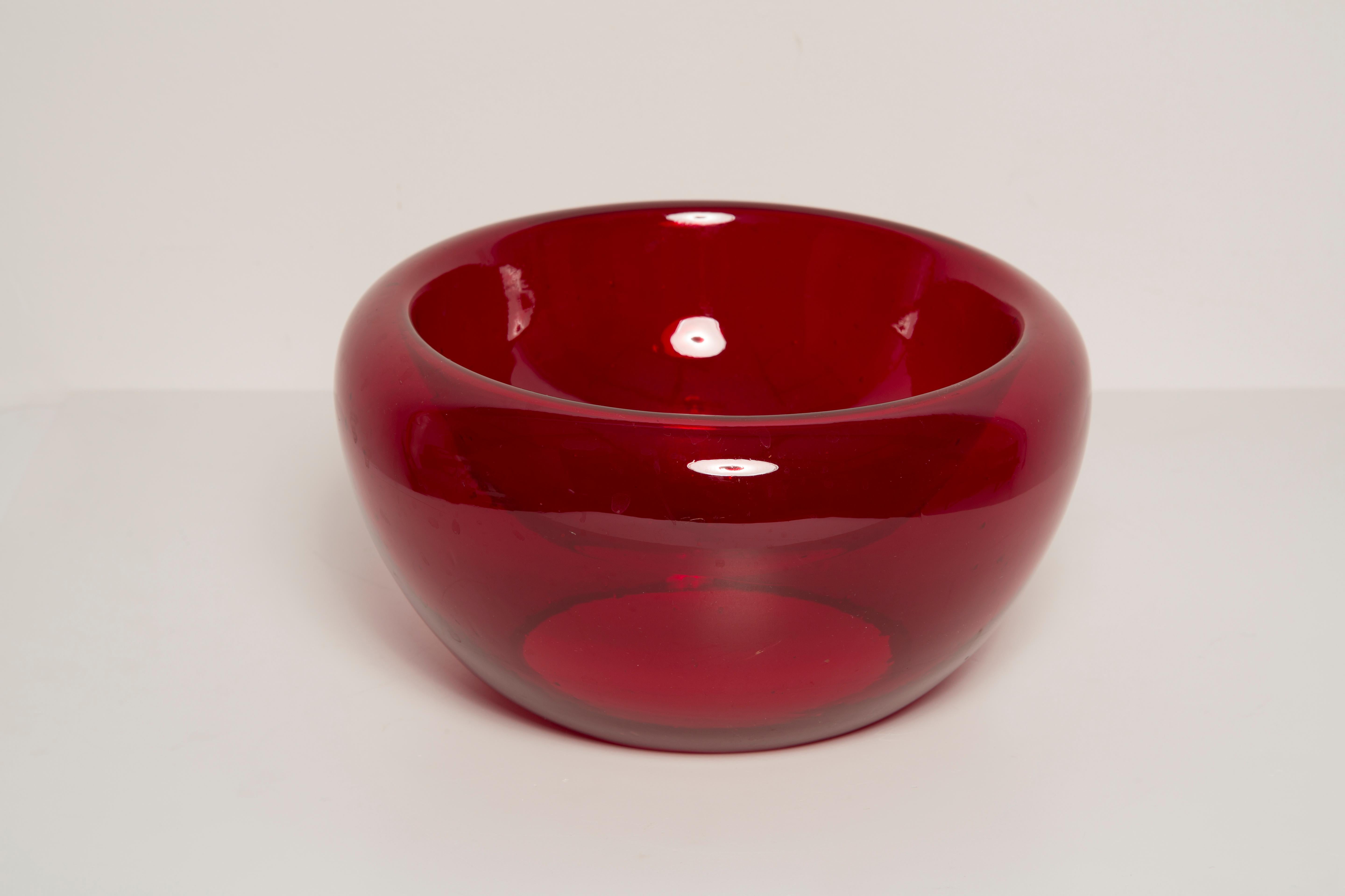 Schöner dekorativer roter Glasteller/Schüssel aus Italien. Teller ist in sehr gutem Vintage-Zustand, keine Schäden oder Risse. Original Glas. Einzigartiges Stück für jeden Tisch und jede Einrichtung! Nur ein Stück verfügbar.