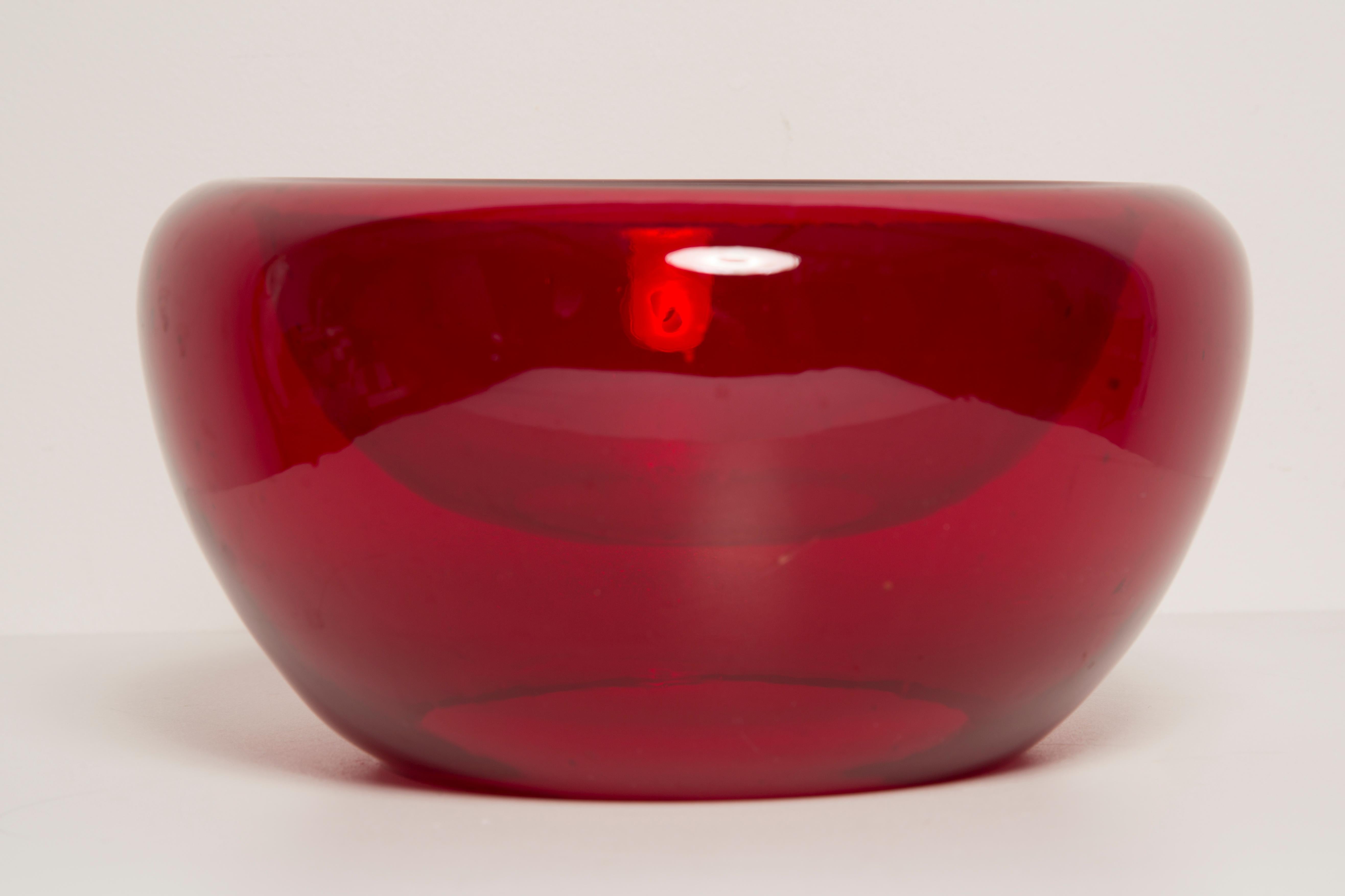 Mid Century Red Decorative Murano Round Glass Bowl Plate, Italy, 1960s In Excellent Condition For Sale In 05-080 Hornowek, PL