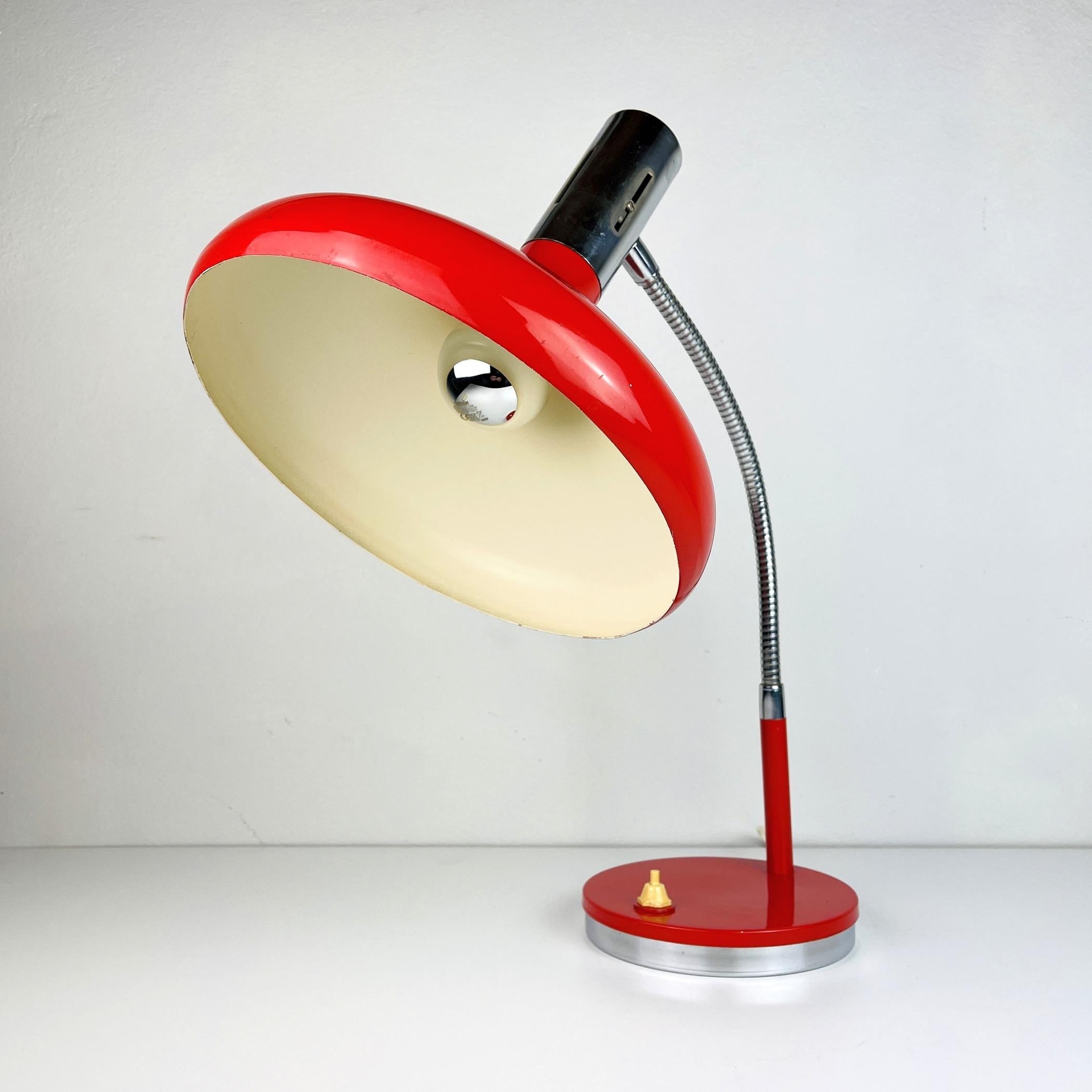 Vintage adjustable gooseneck desk lamp made in Italy in the '70s. The lamp is completely metal, has a heavy, stable bottom. Fully rotatable tilts in height. Requires a standard Edison E27 with a screw lamp. Cord length 105 cm. The lamp is in good