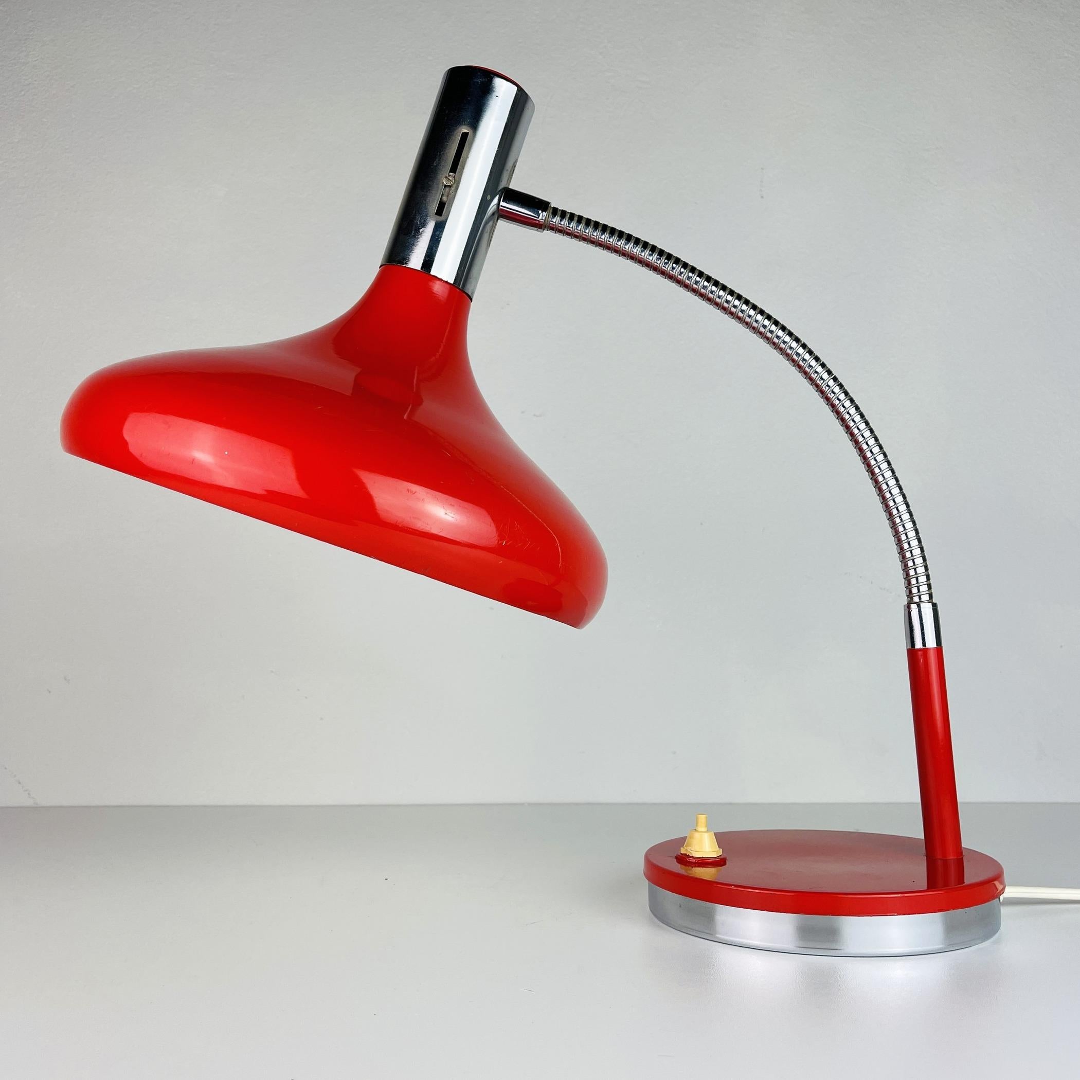 Mid-Century moderno Lampada da scrivania rossa di metà secolo Italia anni '70 in vendita
