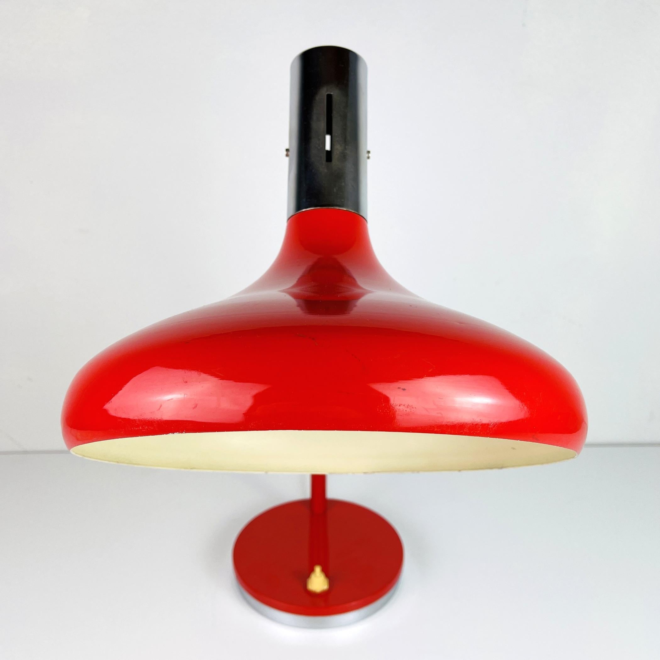 Italiano Lampada da scrivania rossa di metà secolo Italia anni '70 in vendita
