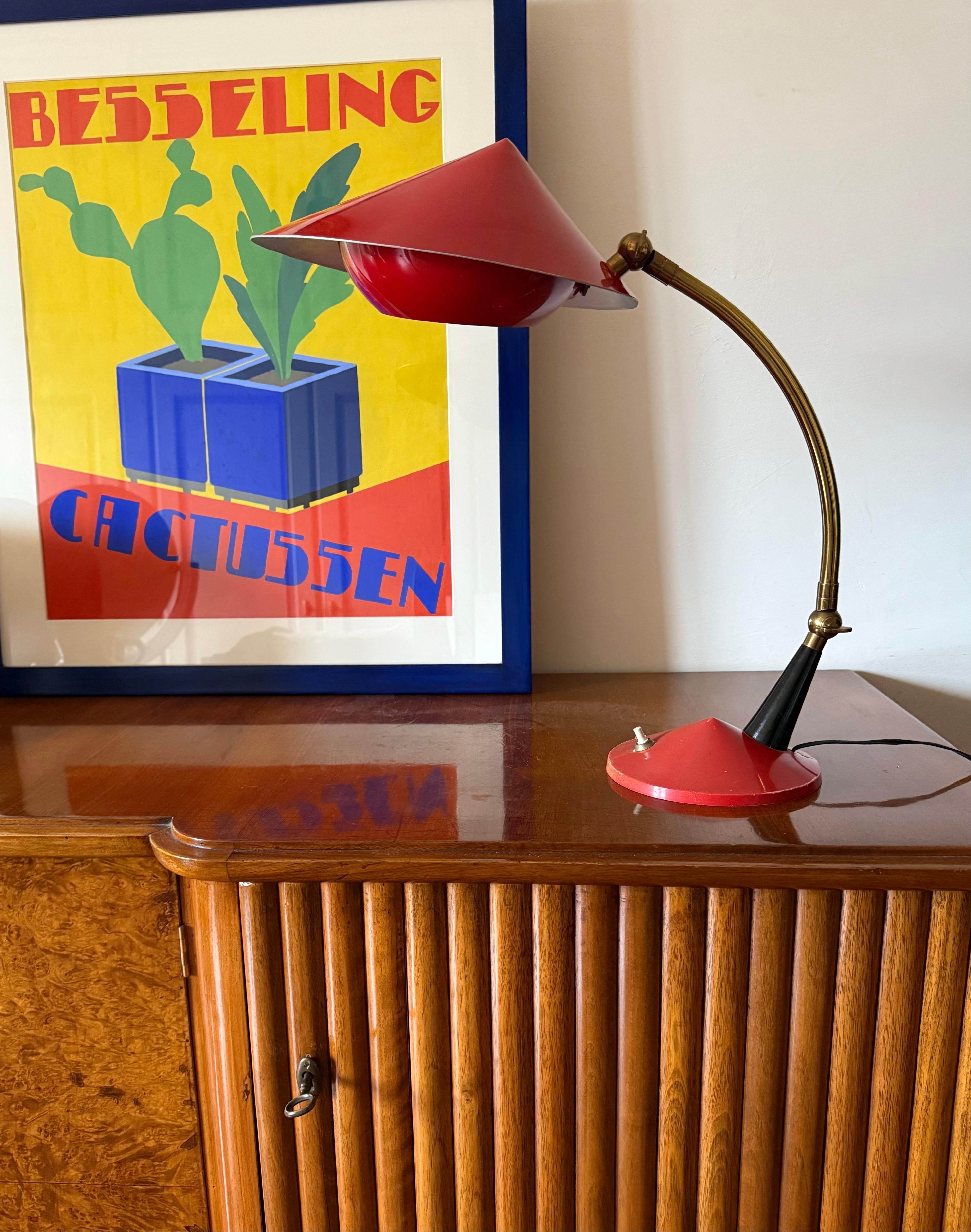 Schreibtisch / Tischlampe mit Struktur aus Messing und lackiertem Aluminium

Prod. Stilux, Italien, um 1950

Leuchtend rote Farbe.

H 52 cm - 40 × 28 cm

Zustand: ausgezeichnet, wenige Alterungsspuren am Sockel. In Arbeitsbedingungen.