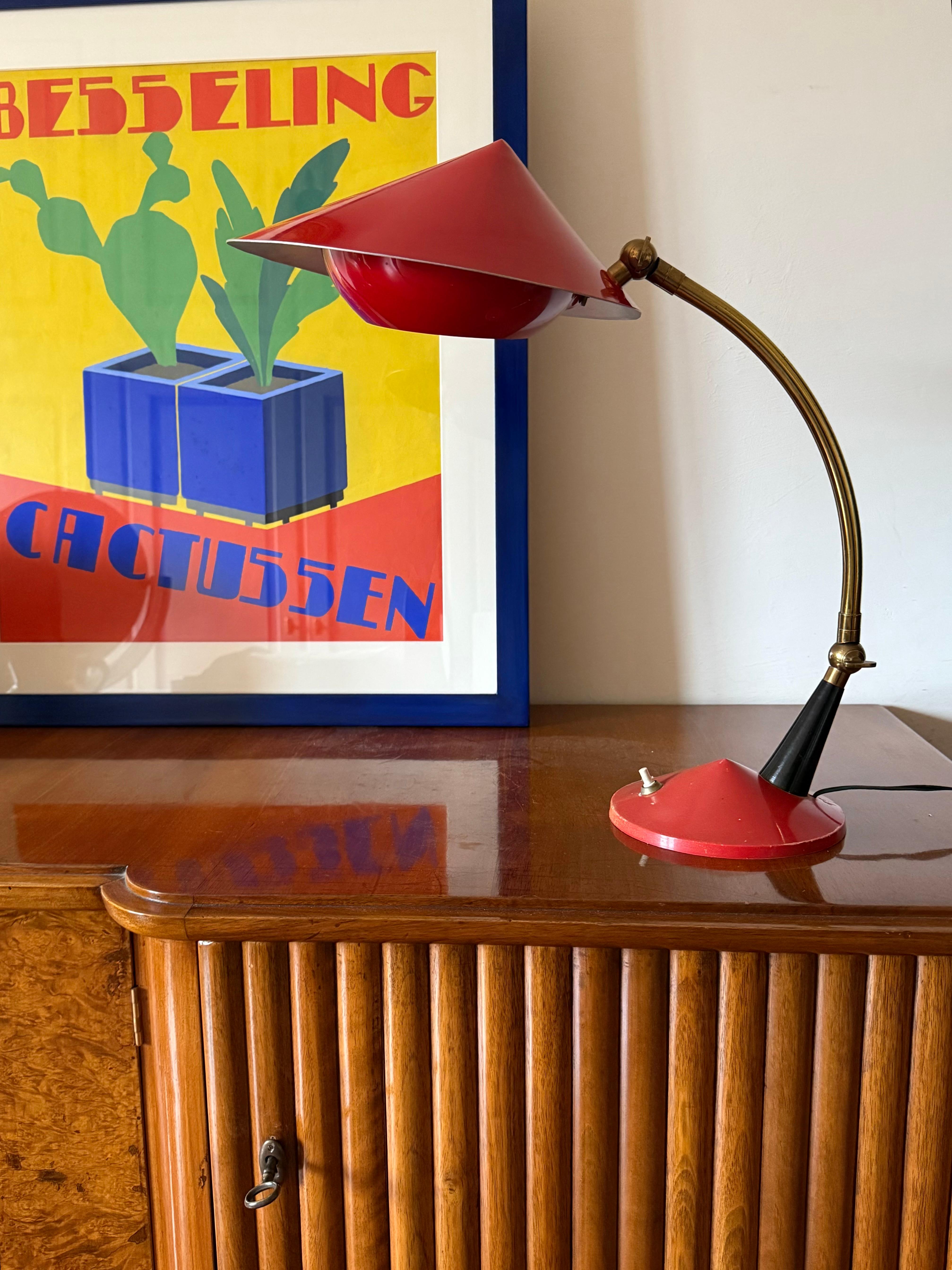 Rote Schreibtischlampe aus der Mitte des Jahrhunderts, Stilux Mailand Italien 1960 ca. (Moderne der Mitte des Jahrhunderts) im Angebot