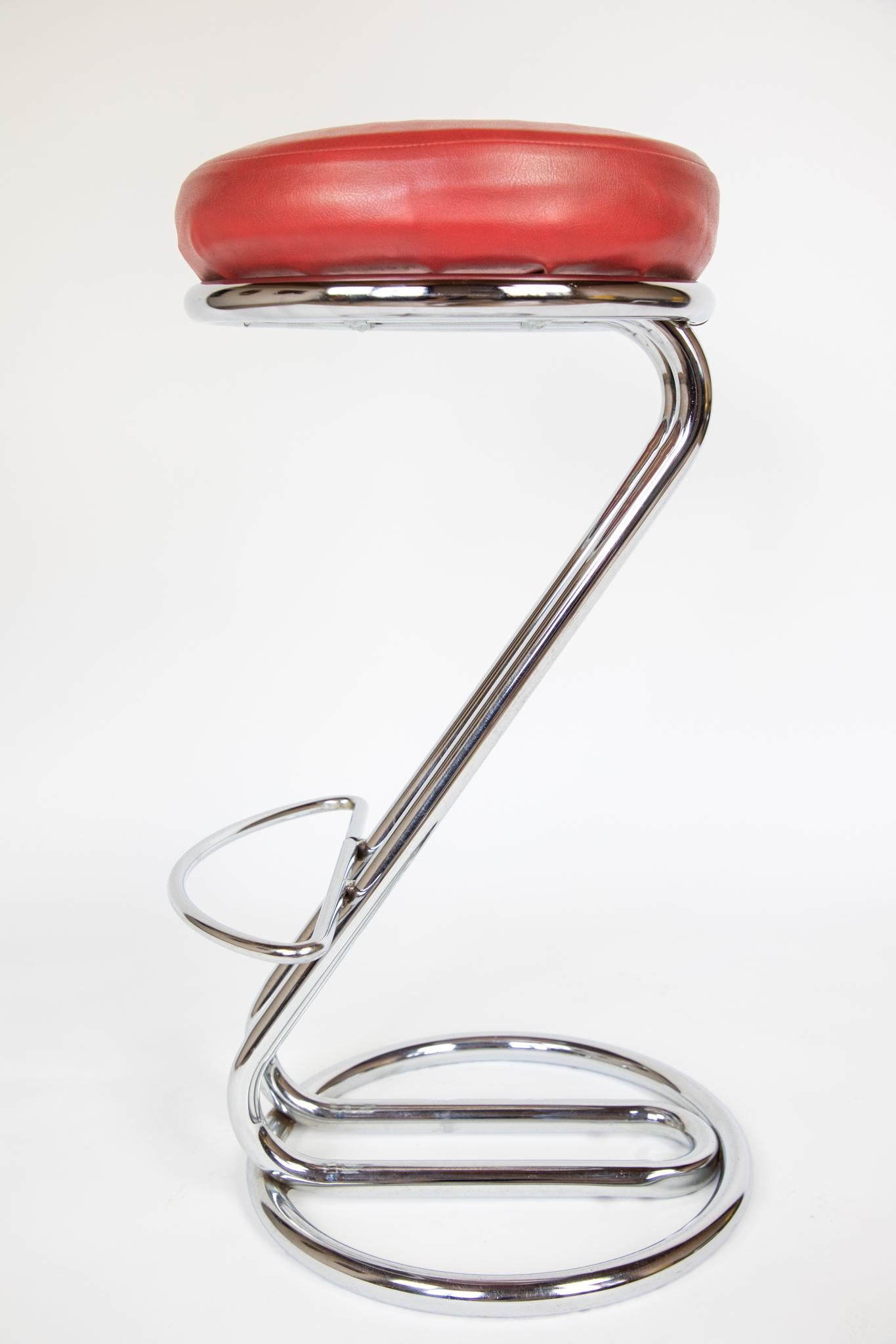 Mid Century Modern Diner Bar Stools Red Faux Leather, Chrome, Italy, 1950s.

From the ice cream shops of the 50s to the mom-and-pop diners of today, diner bar stools are iconic. This stylish bar stool is a perfect combination of steel construction