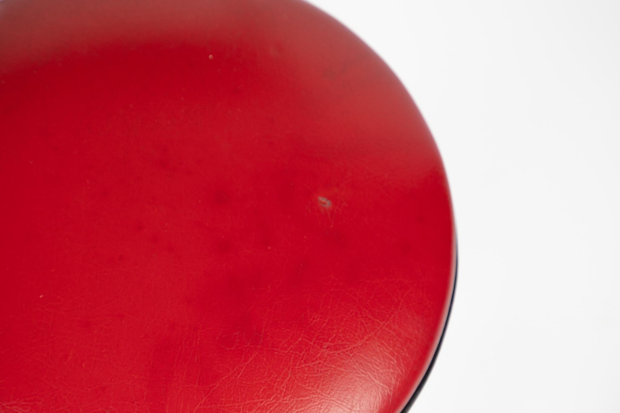 Milieu du XXe siècle Tabouret de bar moderne du milieu du siècle dernier en faux cuir rouge et chrome, Italie, années 1950 en vente