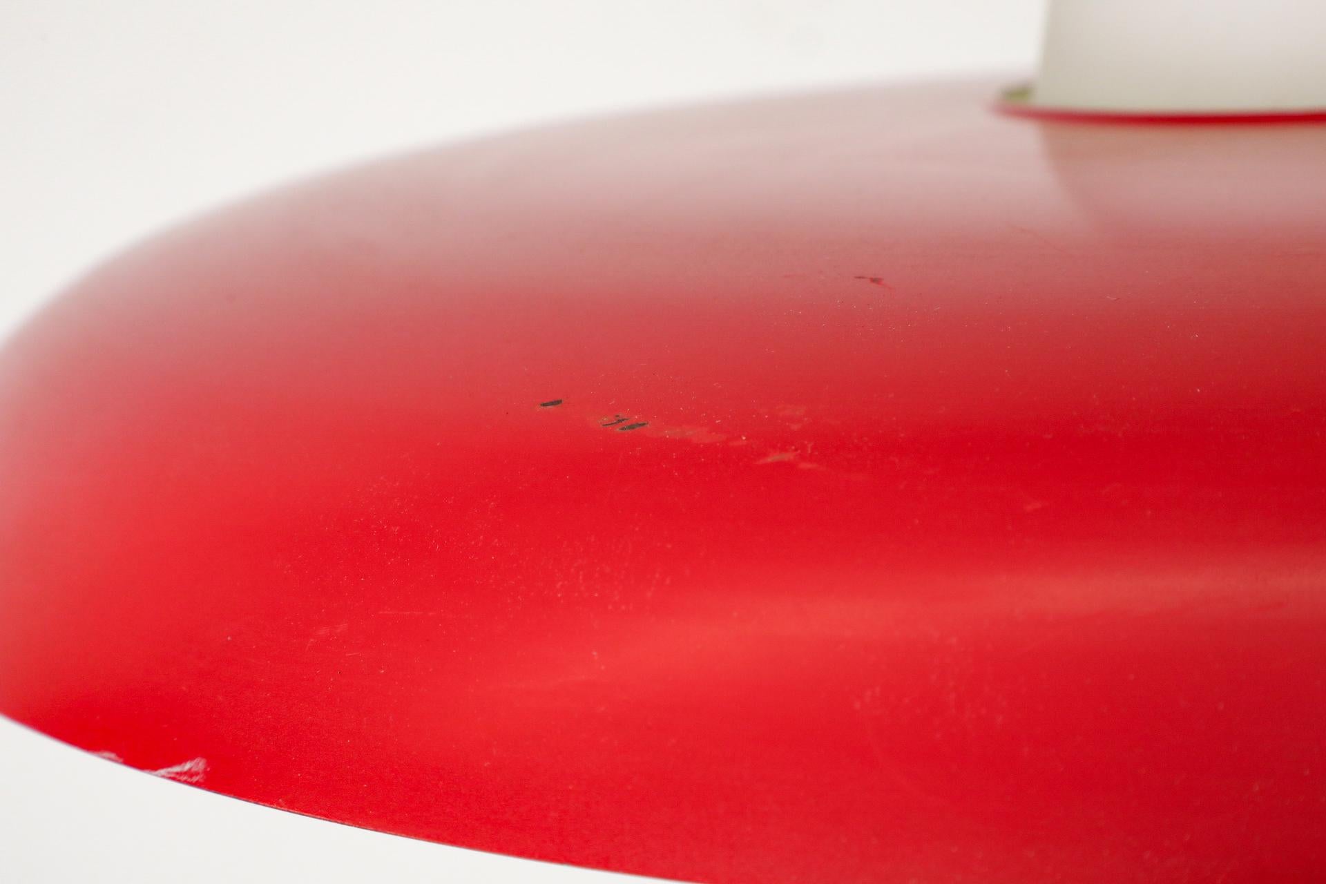 Lampe suspendue du milieu du siècle dernier en émail rouge et verre dépoli de Philips en vente 2