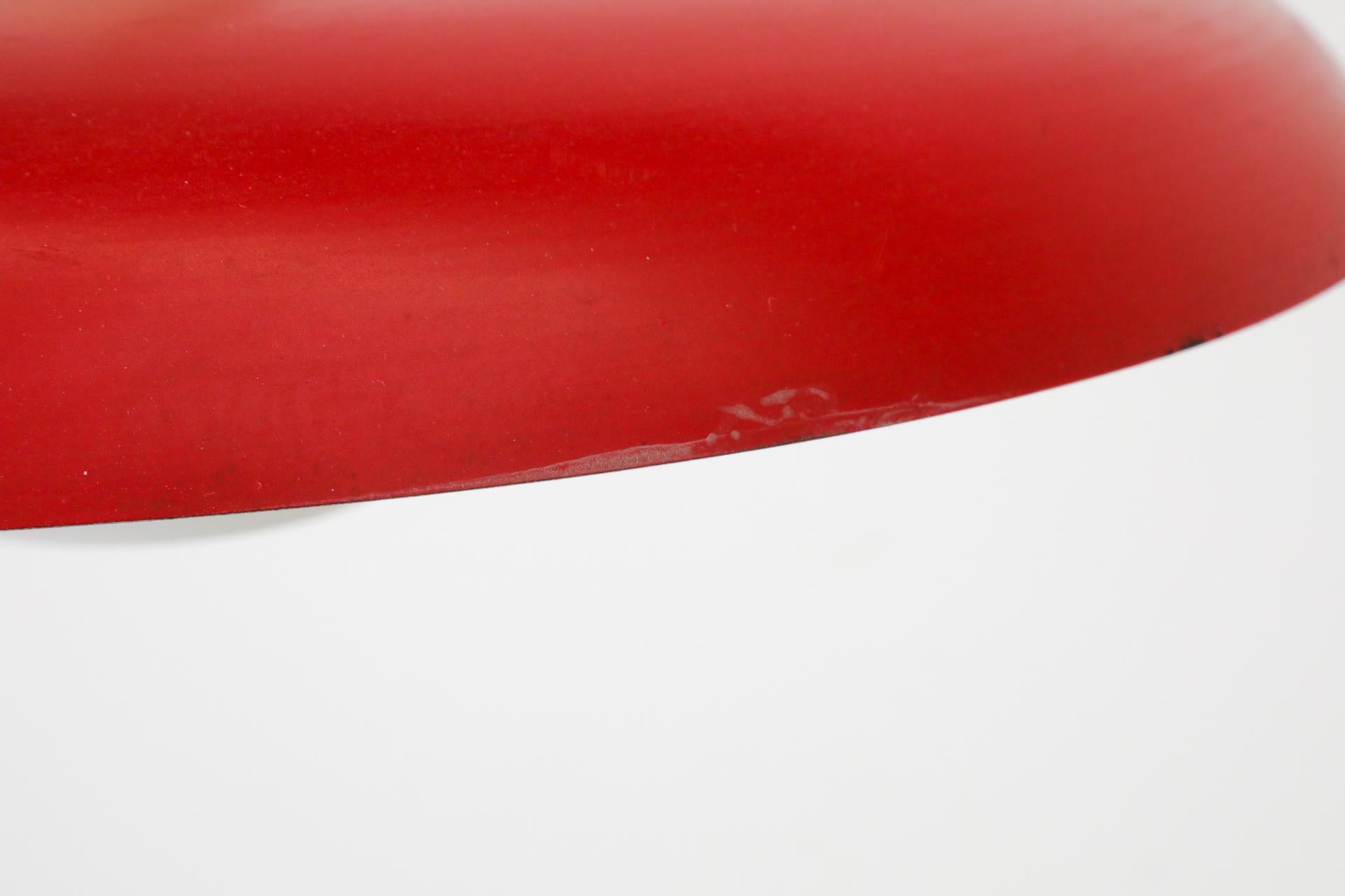 Lampe suspendue du milieu du siècle dernier en émail rouge et verre dépoli de Philips en vente 3