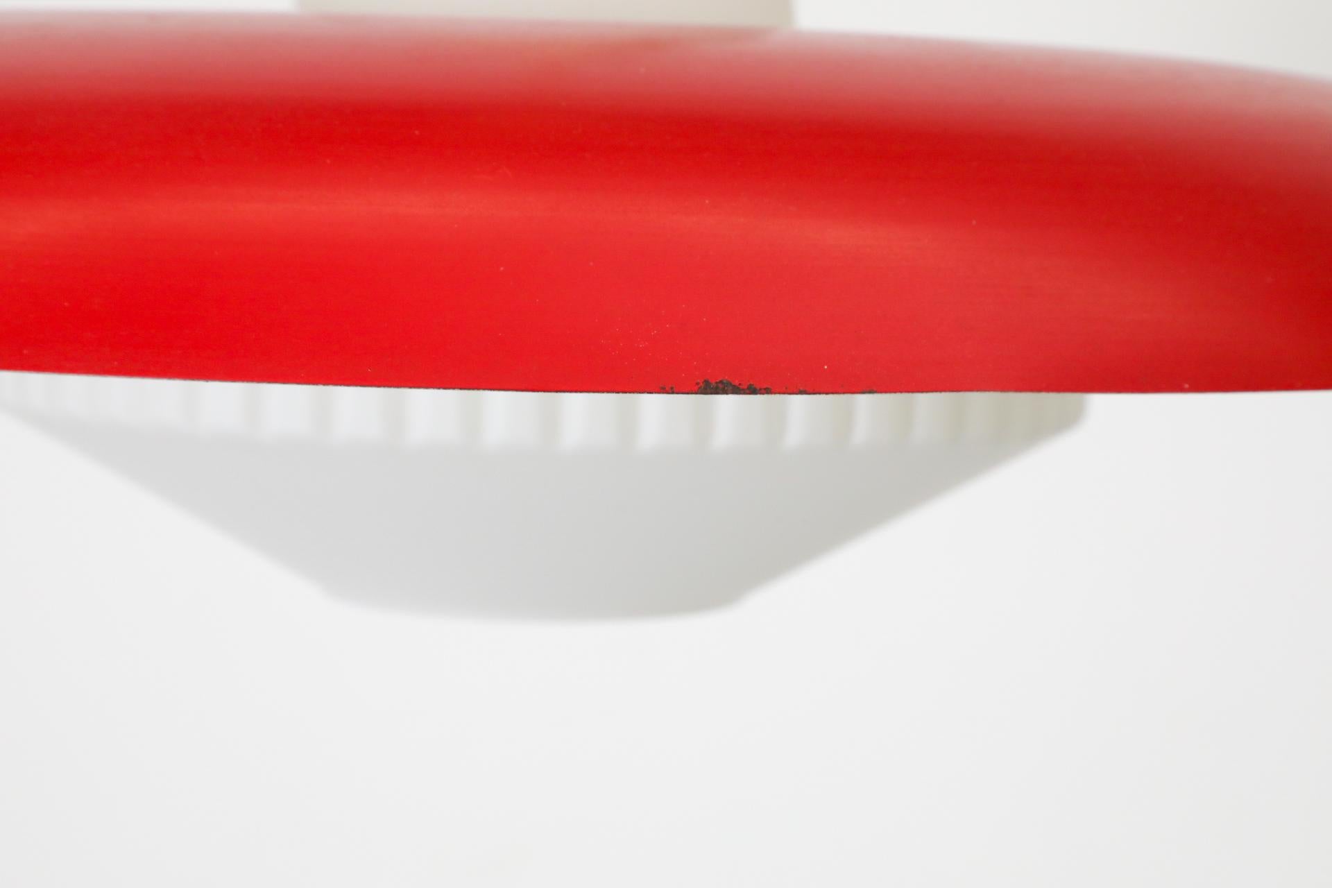 Lampe suspendue du milieu du siècle dernier en émail rouge et verre dépoli de Philips en vente 4