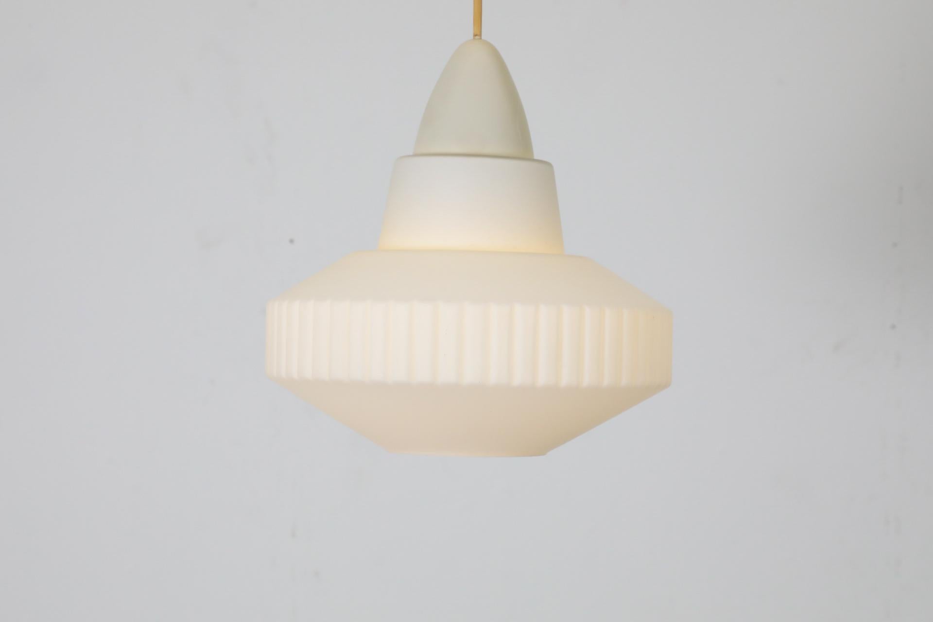 Lampe suspendue du milieu du siècle dernier en émail rouge et verre dépoli de Philips en vente 5