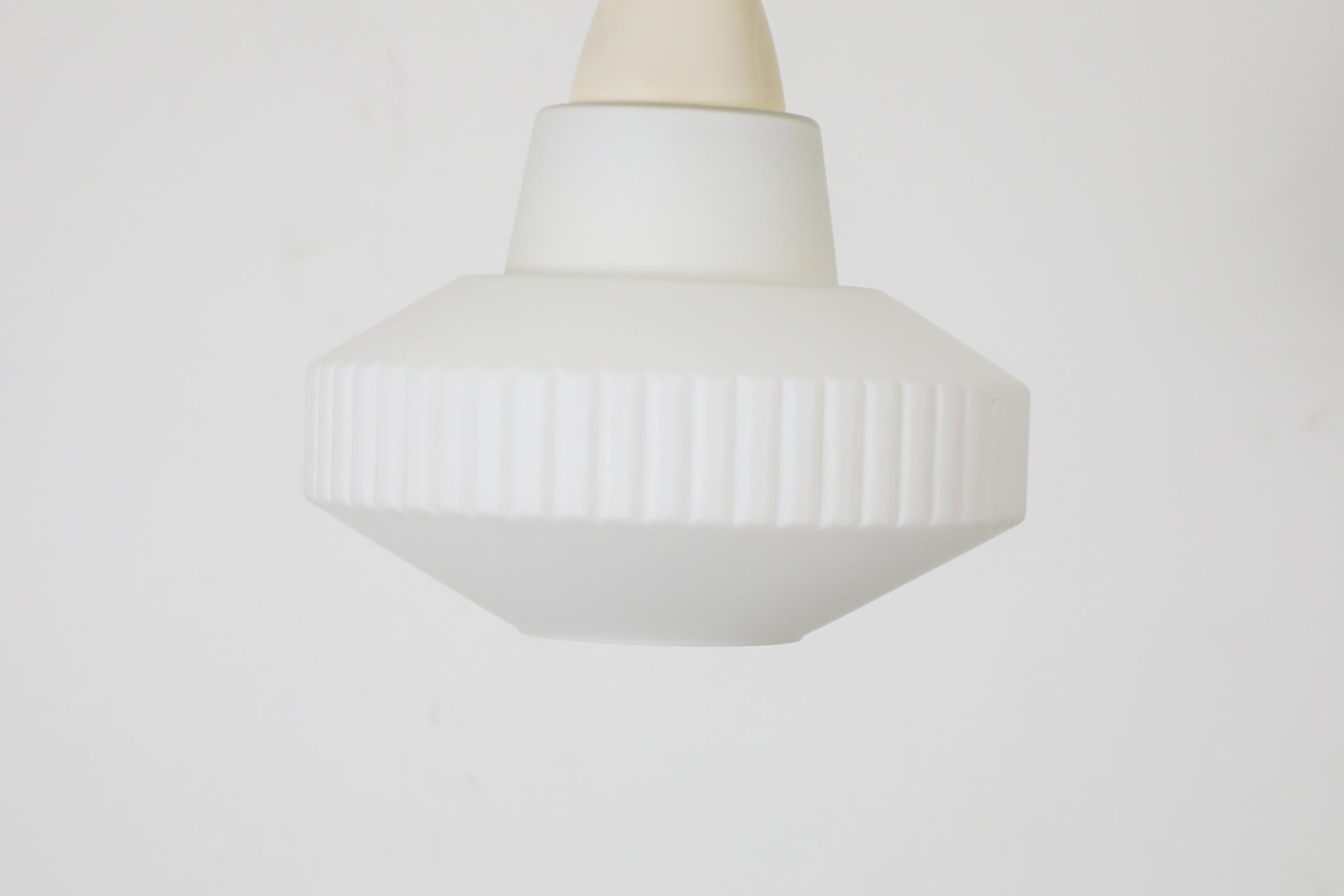 Lampe suspendue du milieu du siècle dernier en émail rouge et verre dépoli de Philips en vente 6