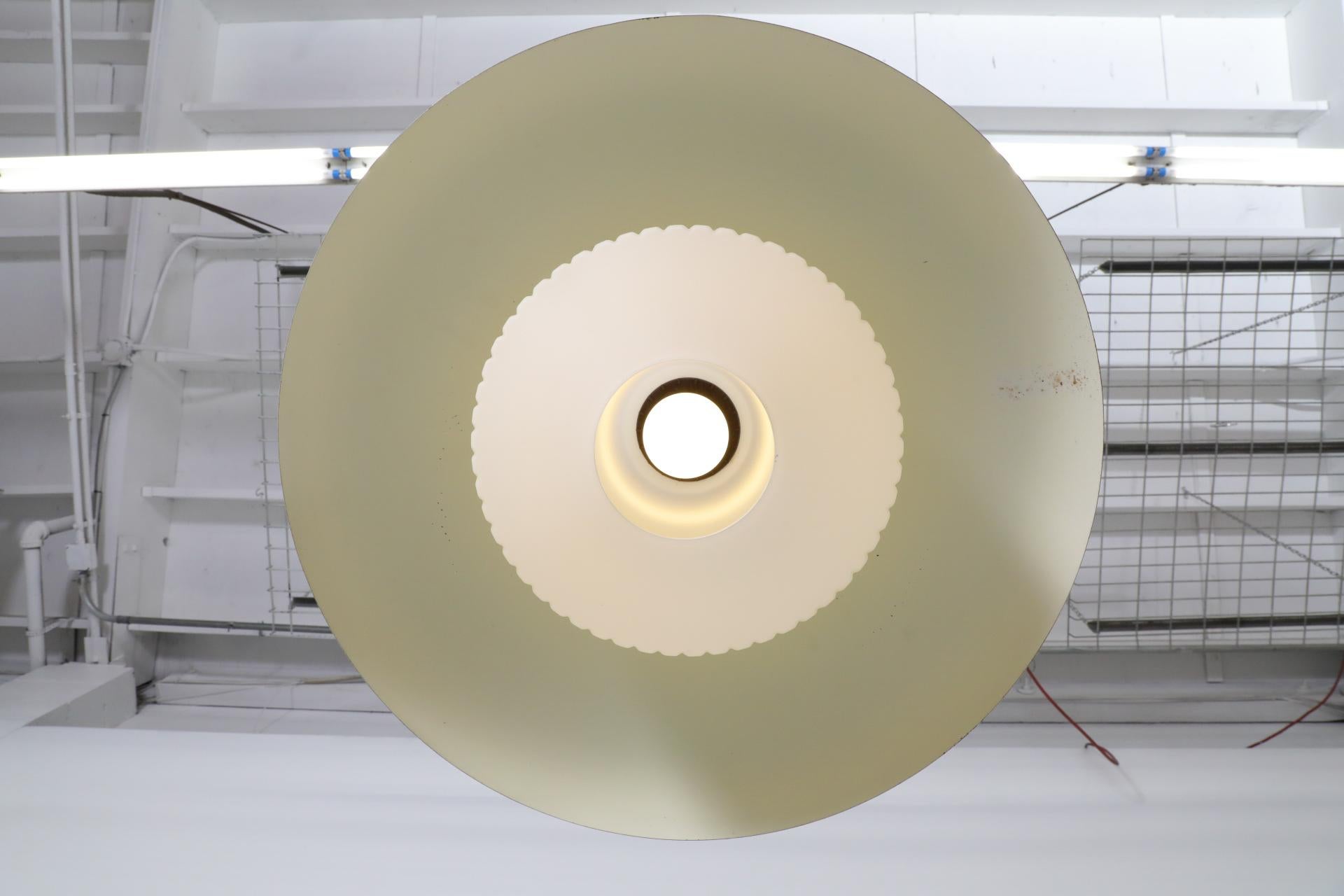 Lampe suspendue du milieu du siècle dernier en émail rouge et verre dépoli de Philips en vente 7