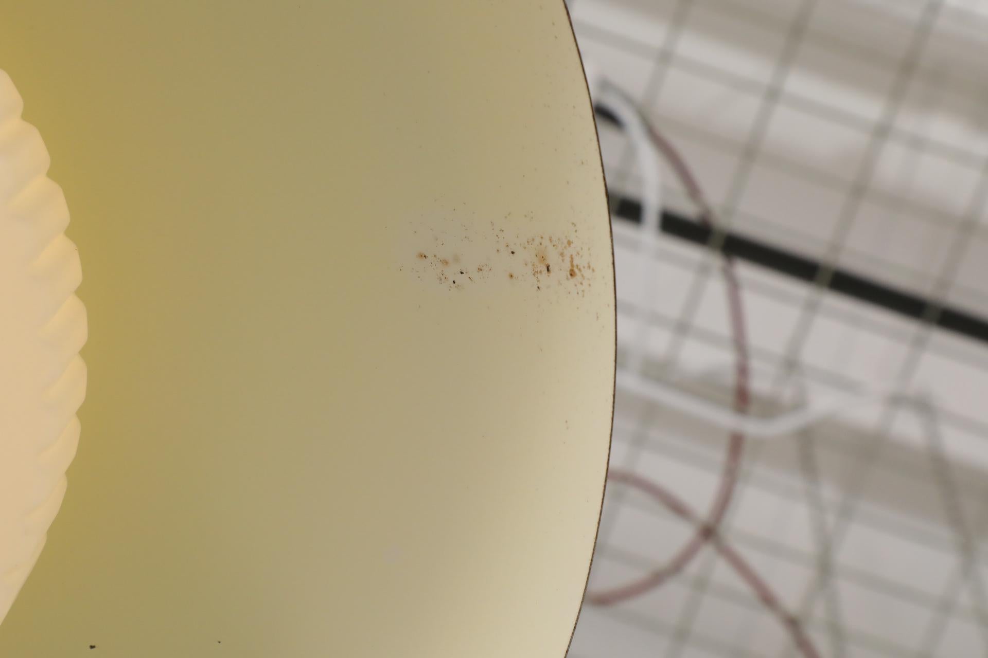 Lampe suspendue du milieu du siècle dernier en émail rouge et verre dépoli de Philips en vente 8