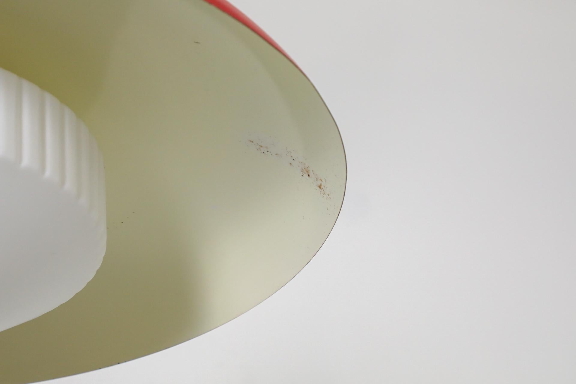 Lampe suspendue du milieu du siècle dernier en émail rouge et verre dépoli de Philips en vente 9